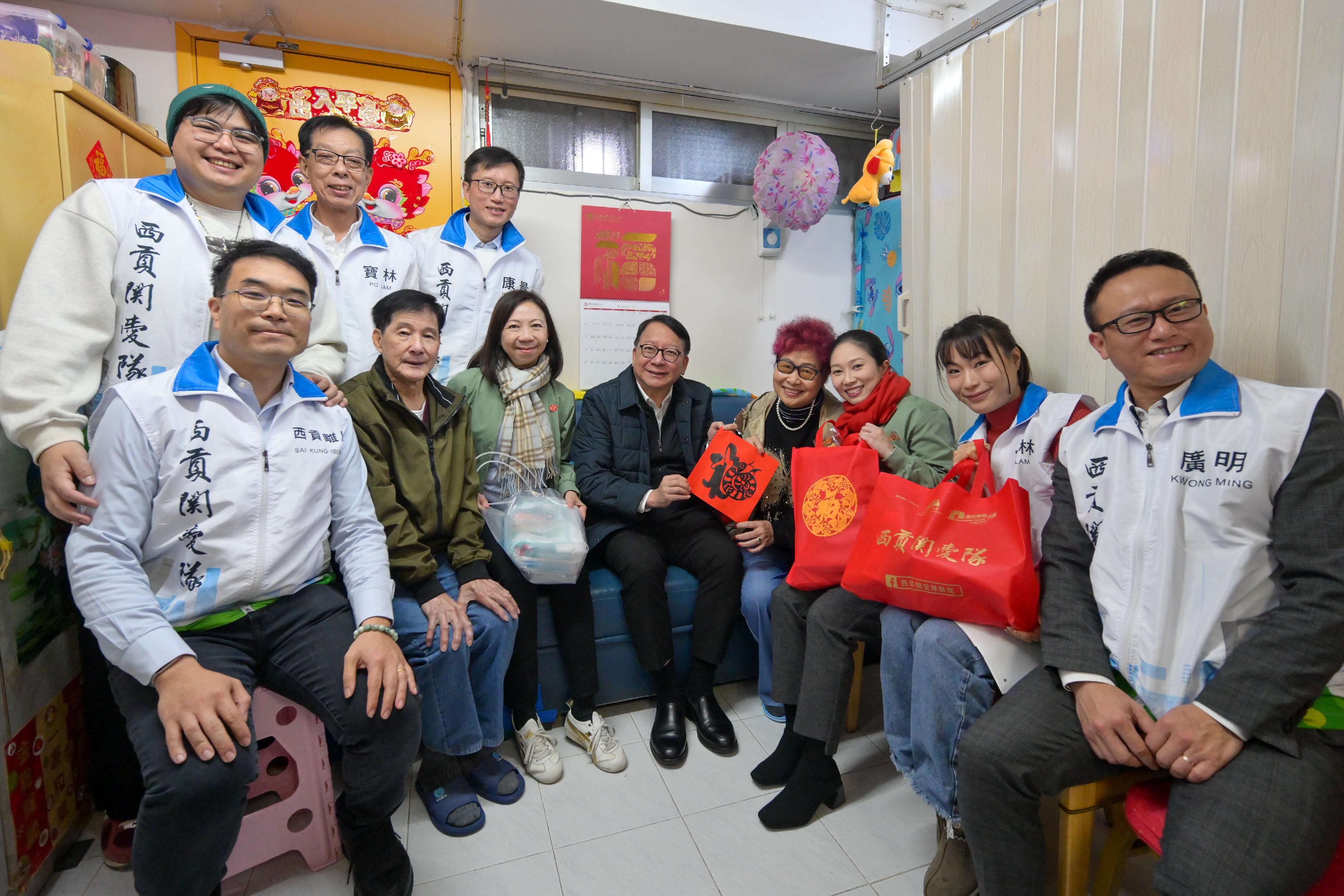 The Chief Secretary for Administration, Mr Chan Kwok-ki (front row, fourth left), and the Permanent Secretary for Home and Youth Affairs, Ms Shirley Lam (front row, third left), accompanied by the District Officer (Sai Kung), Miss Kathy Ma (front row, third right), and together with Sai Kung District Council members and representatives from the District Services and Community Care Team (Sai Kung), visited an elderly doubleton grassroots family in Po Lam Estate, where they chatted with them and celebrated the festive joy together on January 27. 