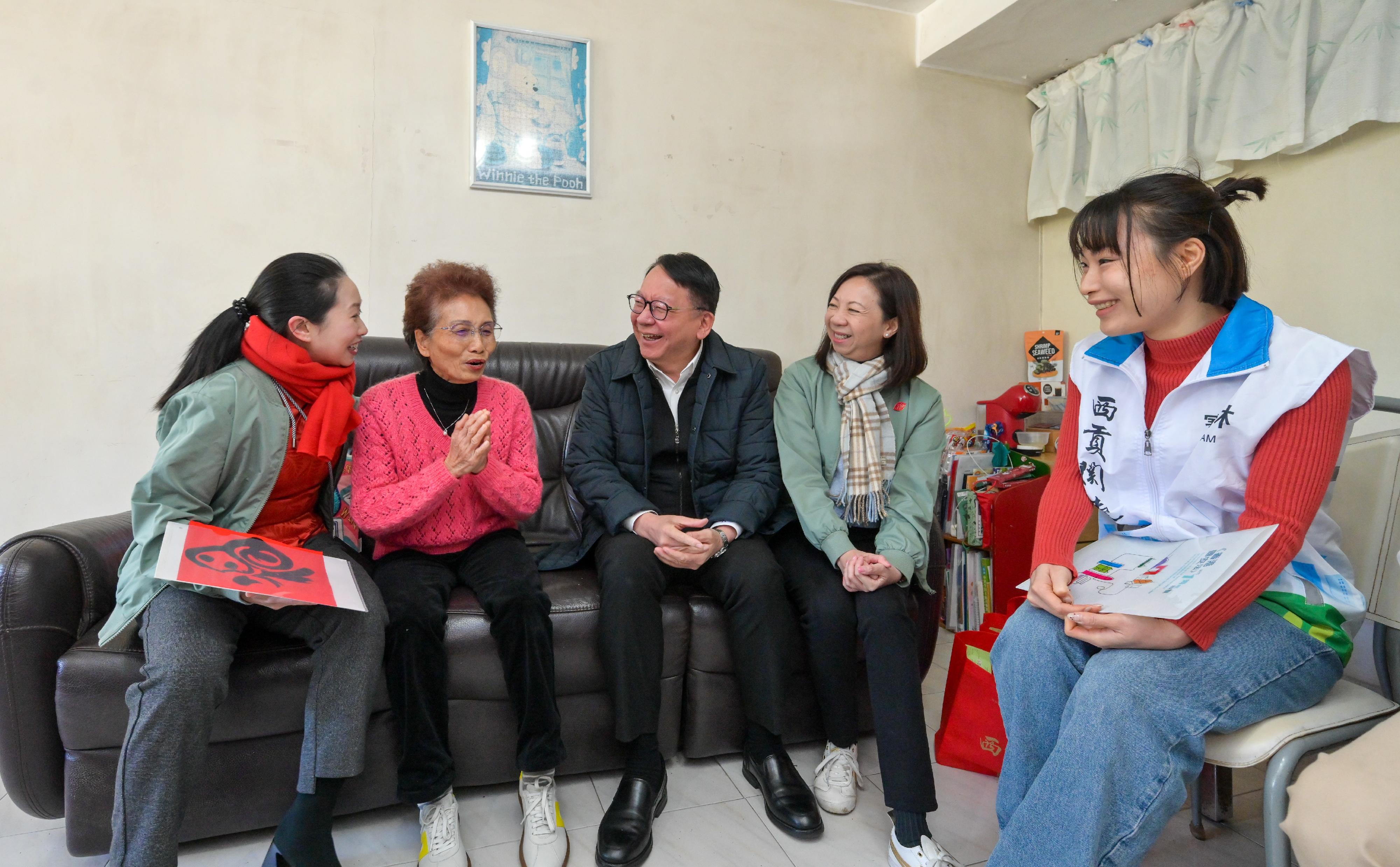 The Chief Secretary for Administration, Mr Chan Kwok-ki (centre), and the Permanent Secretary for Home and Youth Affairs, Ms Shirley Lam (second right), accompanied by the District Officer (Sai Kung), Miss Kathy Ma (first left), and together with Sai Kung District Council members and representatives from the District Services and Community Care Team (Sai Kung), visited an elderly singleton family in Po Lam Estate, where they chatted with her and celebrated the festive joy together on January 27. 