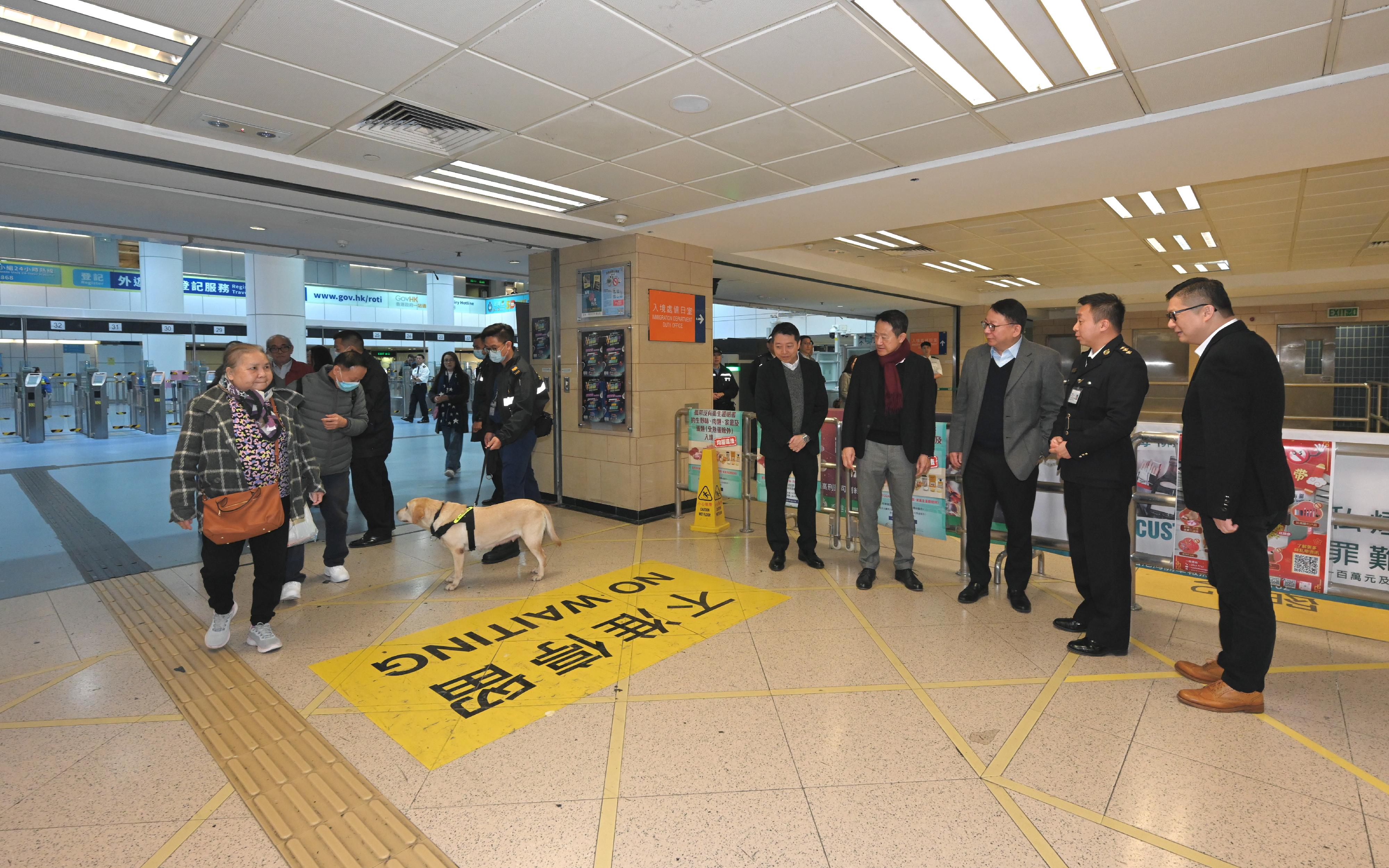 The Chief Secretary for Administration, Mr Chan Kwok-ki (third right), accompanied by the Secretary for Security, Mr Tang Ping-keung (first right) and the Commissioner of Customs and Excise, Mr Chan Tsz-tat (fourth right), inspects the Lo Wu Control Point and receives a briefing from colleagues of the Customs and Excise Department today (January 29), on the Chinese New Year's Day. He also thanks all the colleagues who are on duty during the Chinese New Year holidays.
