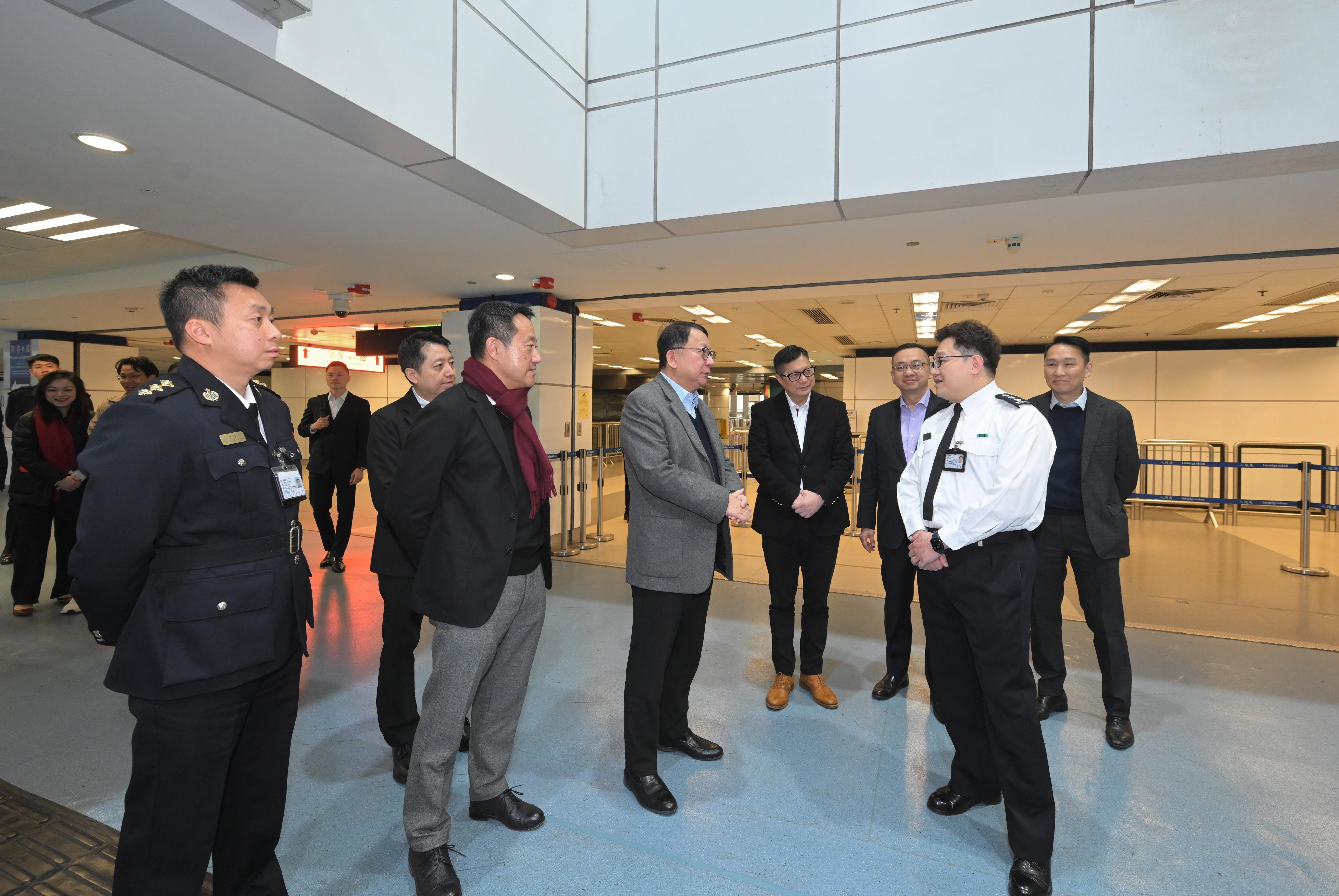 The Chief Secretary for Administration, Mr Chan Kwok-ki (fourth left), accompanied by the Secretary for Security, Mr Tang Ping-keung (fourth right), the Director of Immigration, Mr Benson Kwok (third right), and the Commissioner of Customs and Excise, Mr Chan Tsz-tat (third left), inspects the Lo Wu Control Point and receives a briefing from colleagues of the Immigration Department today (January 29), on the Chinese New Year’s Day. He also thanks all the colleagues who are on duty during the Chinese New Year holidays.