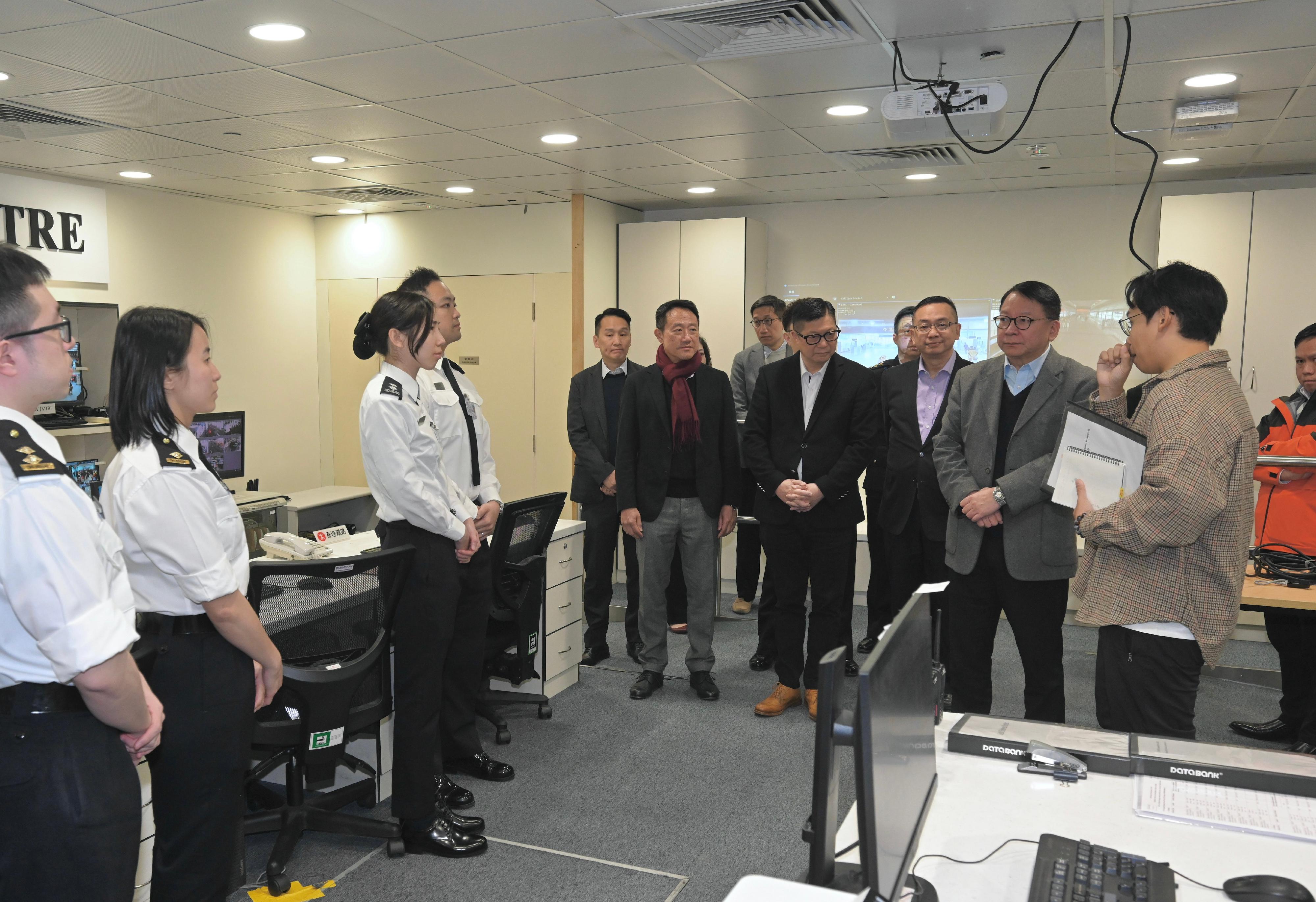 The Chief Secretary for Administration, Mr Chan Kwok-ki (second right), accompanied by the Secretary for Security, Mr Tang Ping-keung (fourth right), the Director of Immigration, Mr Benson Kwok (third right), and the Commissioner of Customs and Excise, Mr Chan Tsz-tat (sixth right), inspects the Lo Wu Control Point and receives a briefing from colleagues at the Inter-departmental Joint Command Centre today (January 29), on the Chinese New Year's Day. He also thanks all the colleagues who are on duty during the Chinese New Year holidays.