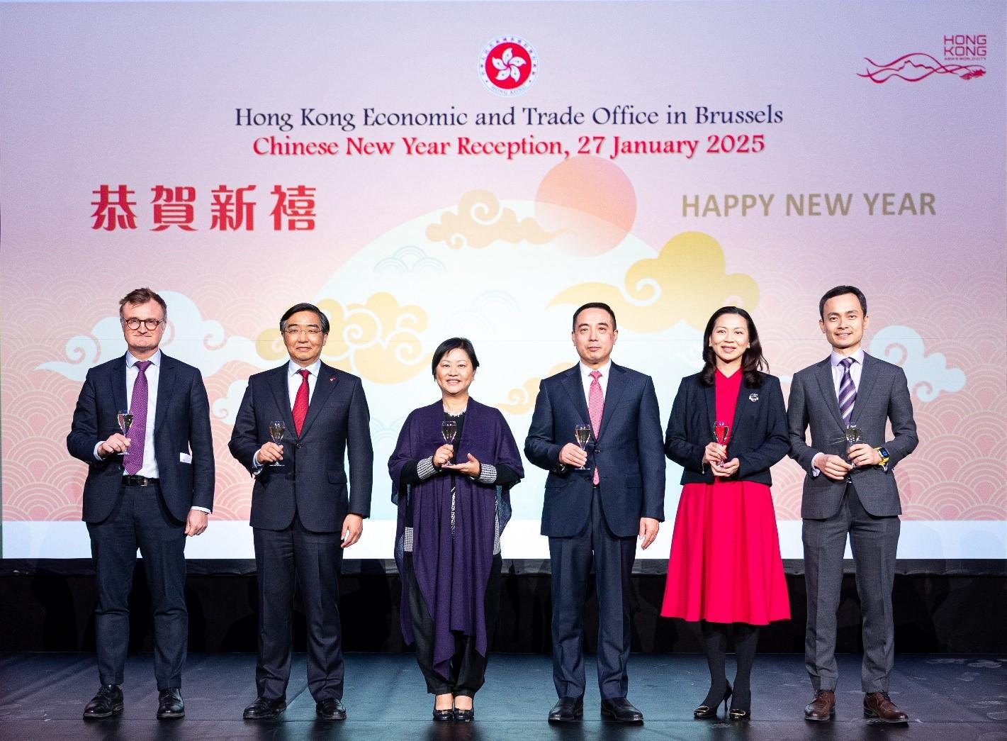 圖示（左起）比利時香港協會主席Alexander De Beir；中國駐比利時大使費勝潮；香港駐歐洲聯盟特派代表翁佩雯；中國駐歐盟使團團長蔡潤大使；香港駐布魯塞爾經濟貿易辦事處副代表李詠璇；香港貿易發展局歐洲、中亞及以色列首席代表盧逸峰一月二十七日（布魯塞爾時間）於比利時布魯塞爾舉行的新春酒會參與祝酒環節。