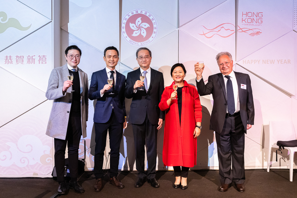 圖為中國駐法國大使鄧勵（中）；香港駐歐洲聯盟特派代表翁佩雯（右二）；香港貿發局歐洲、中亞及以色列首席代表盧逸峰（左二）；香港貿發局法國、西班牙及葡萄牙代表黎樹基（左一）；以及法國香港商會會長Henri Híe（右一）一月二十八日（巴黎時間）在巴黎新春酒會上祝酒。
