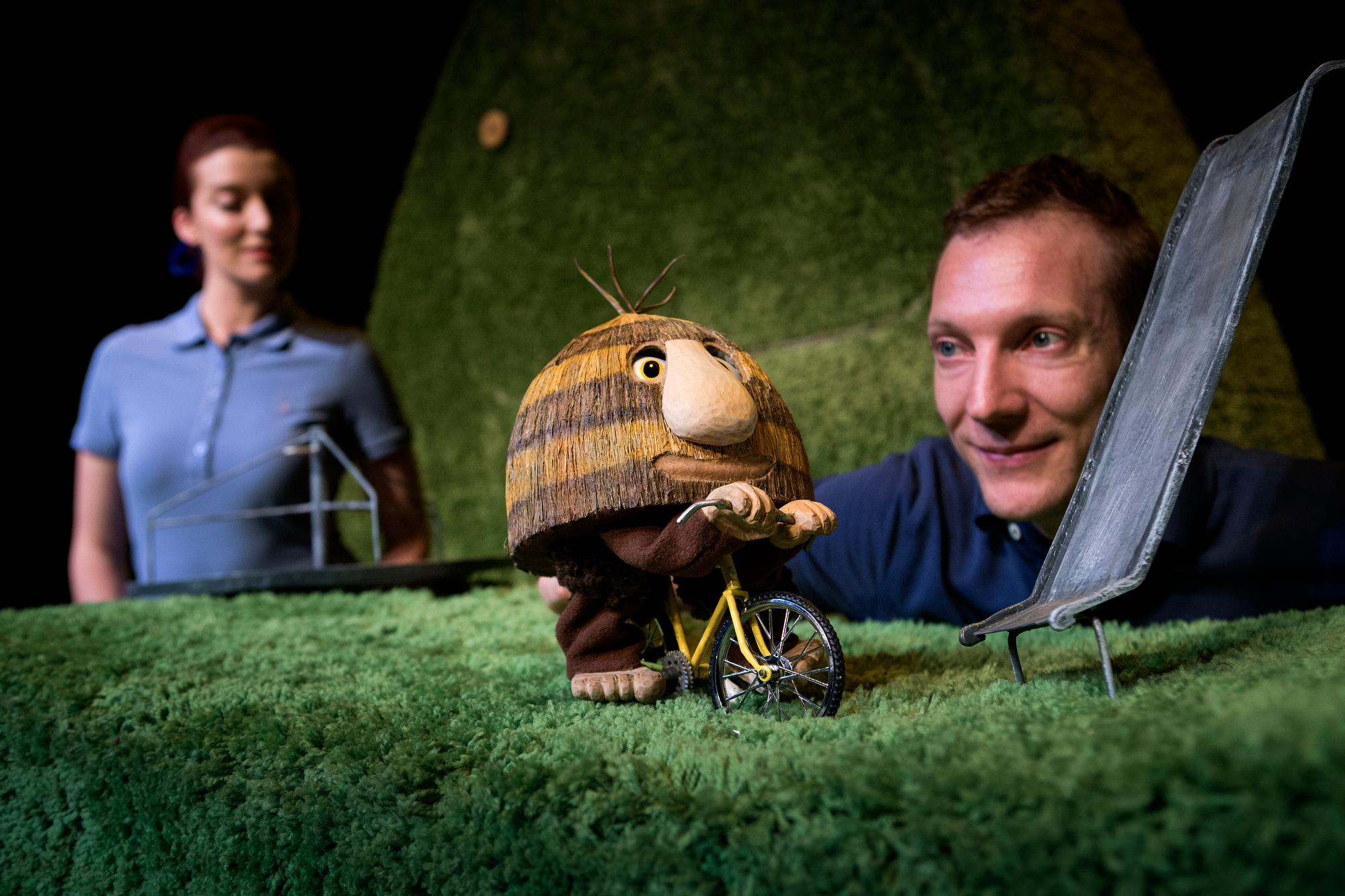 The Leisure and Cultural Services Department has invited Australia's Windmill Theatre Company to return to Hong Kong after a hiatus of 10 years with puppetry show "Grug and the Rainbow" in this year's "Cheers!" Series. Photo shows a scene from "Grug and the Rainbow". (Source of photo: Shane Reid)
