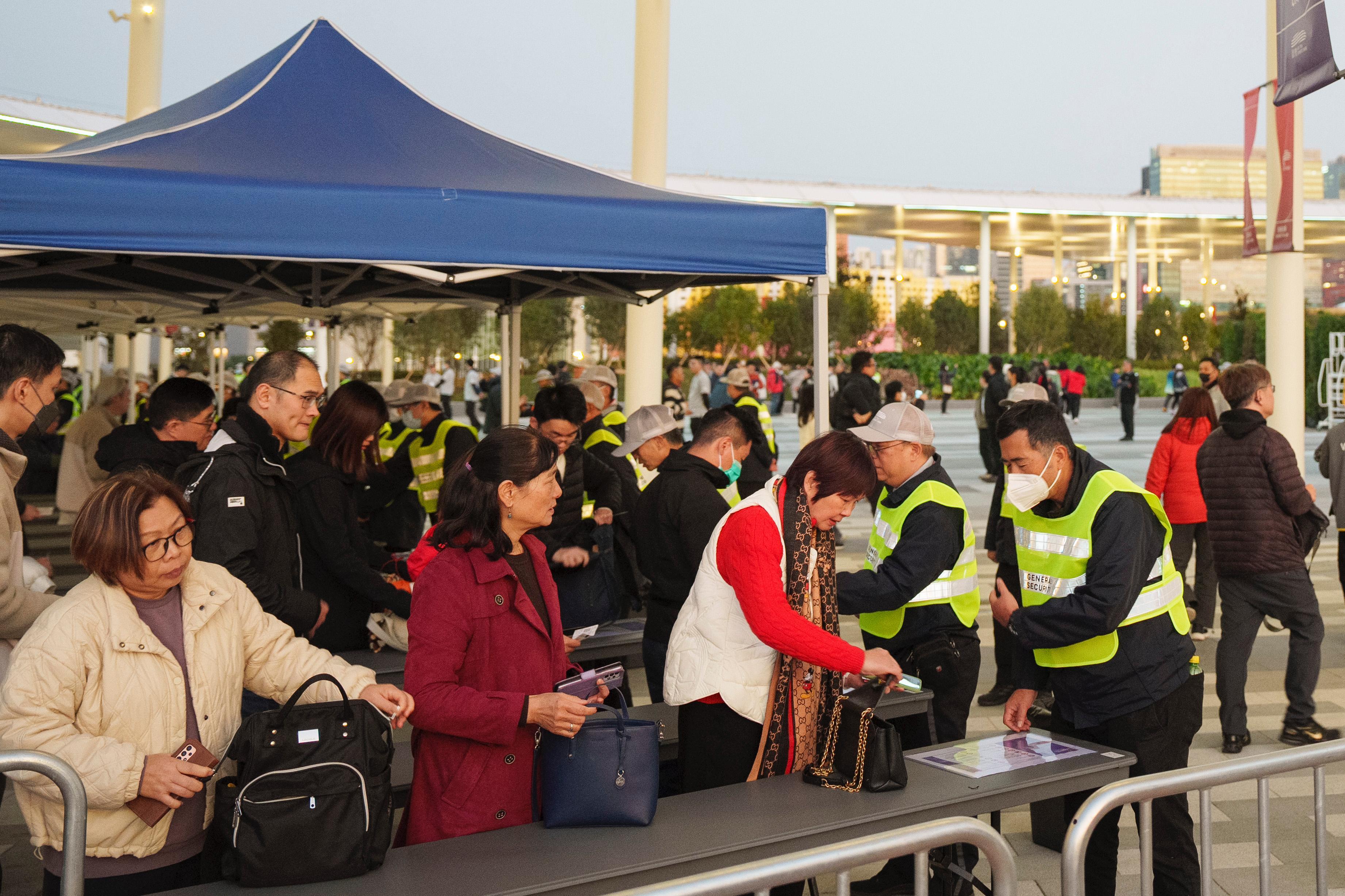 A large-scale stress test was conducted at Kai Tak Sports Park today (February 4). Photo shows staff conducting entry security screenings for participants at the public entrance of Kai Tak Stadium.