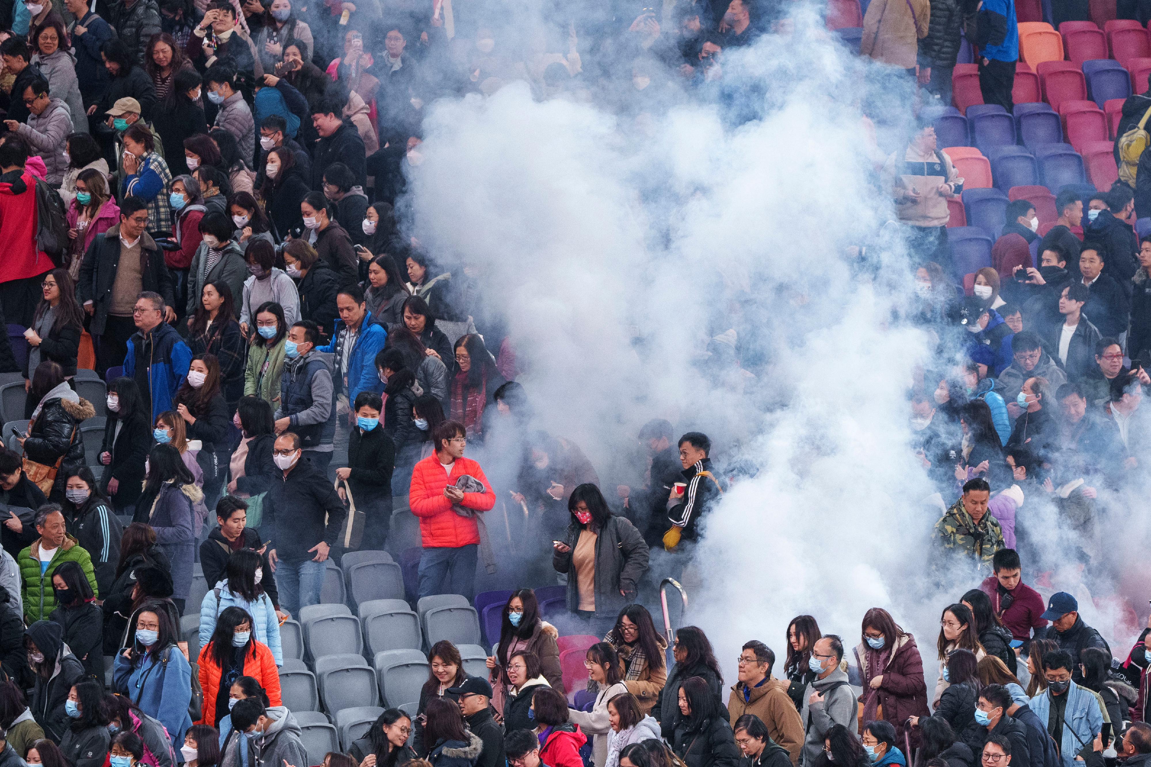 A large-scale stress test was conducted at Kai Tak Sports Park today (February 4). Photo shows officers simulating the handling of a large-scale fire at the south stand and arranging emergency evacuation of the spectators.