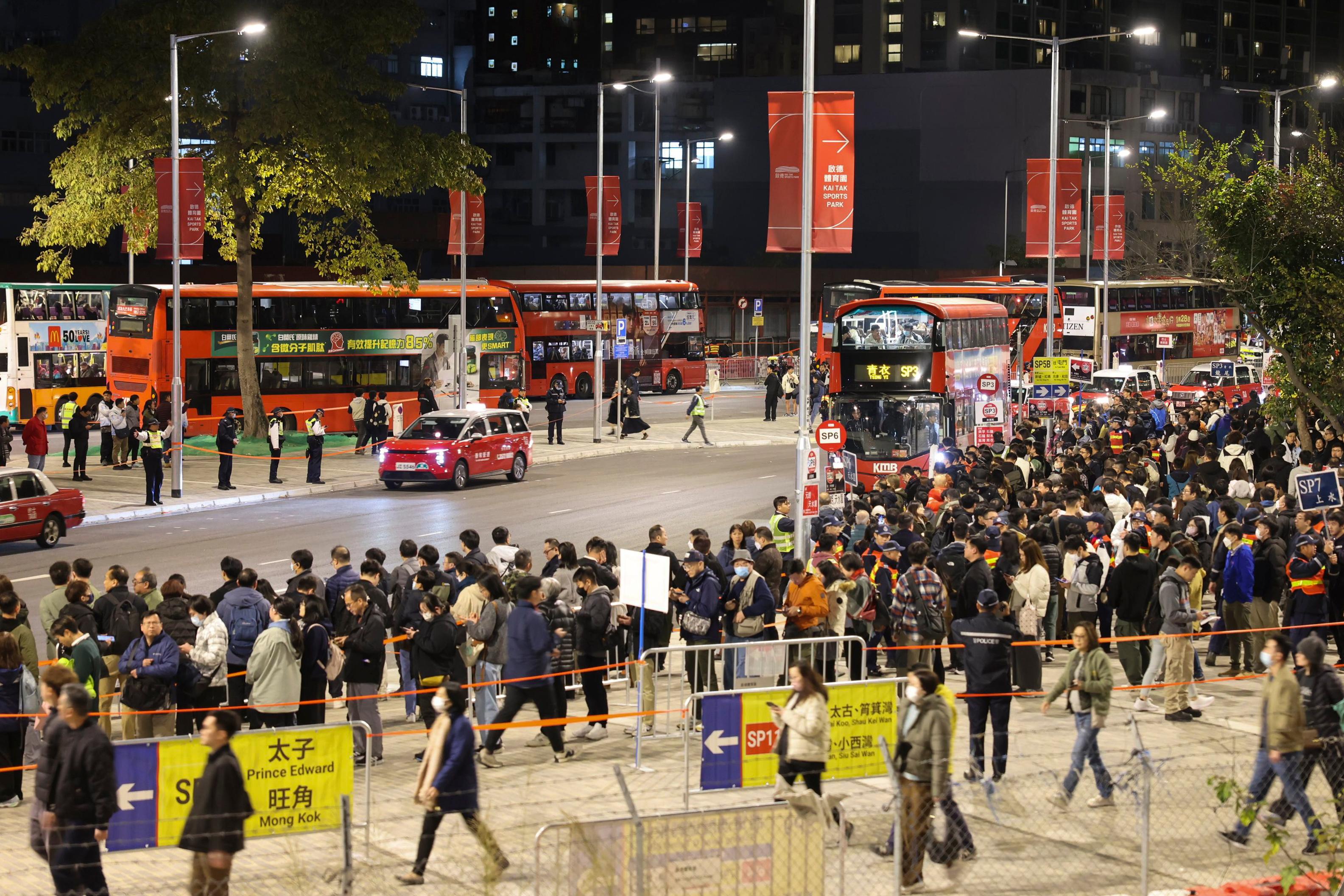A large-scale stress test was conducted at Kai Tak Sports Park today (February 4). Photo shows participants leaving the venue at the Sung Wong Toi Road Special Bus / Taxi Drop-off / Pick-up Area.