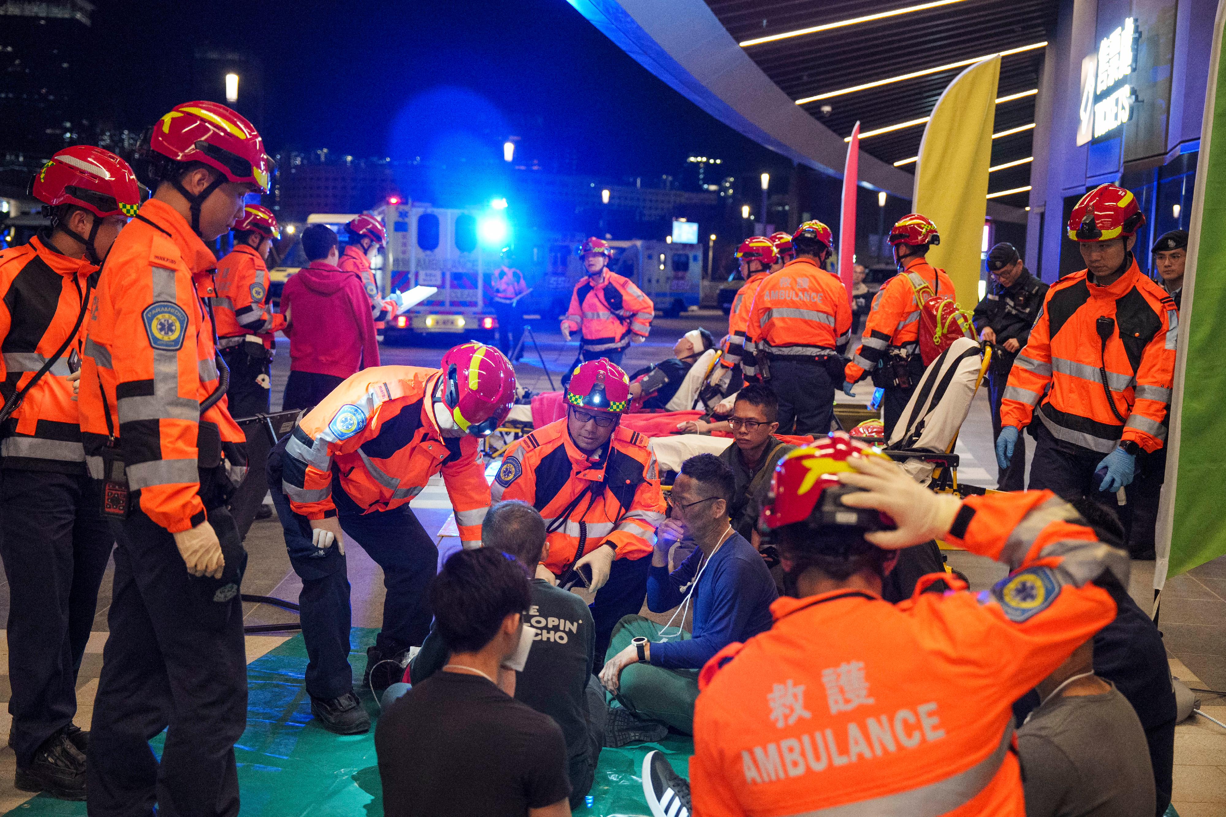 A large-scale stress test was conducted at Kai Tak Sports Park today (February 4). Photo shows the officers of the Fire Services Department triaging and treating the casualties.