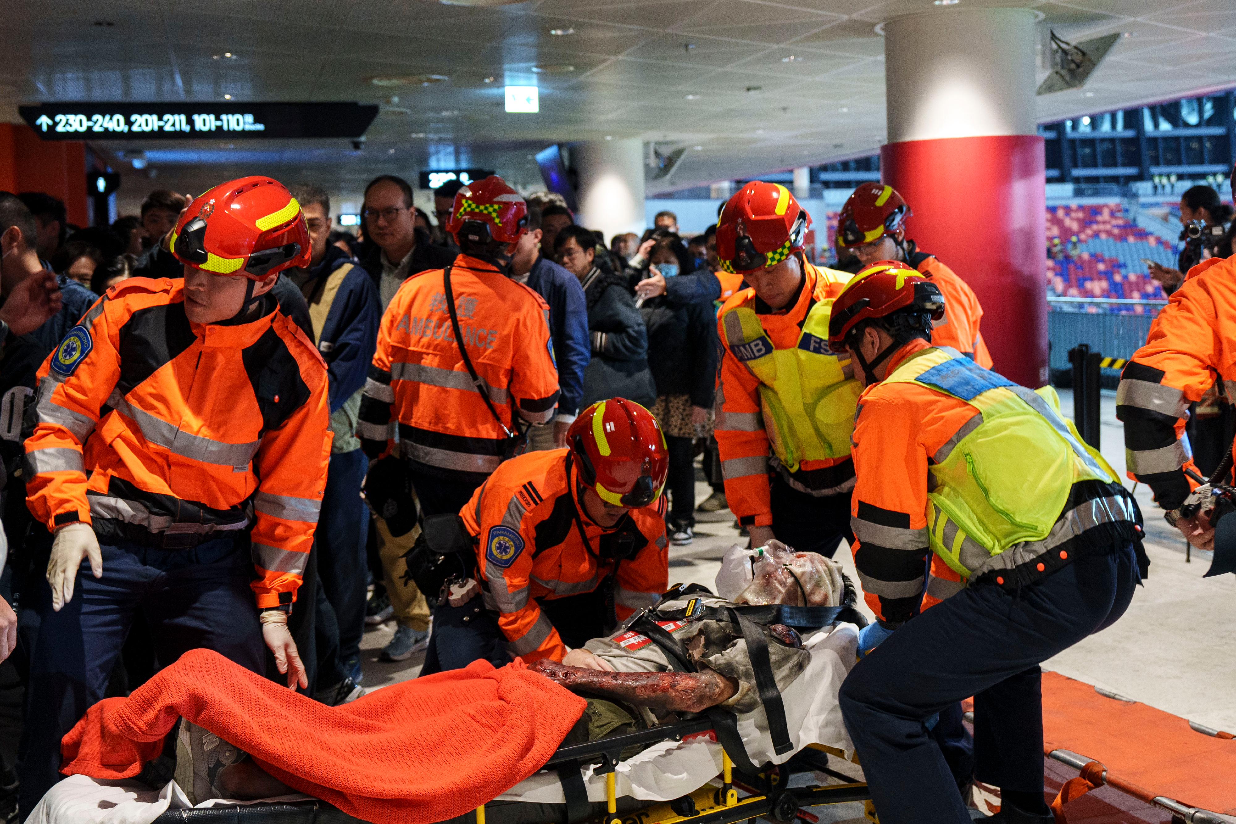A large-scale stress test was conducted at Kai Tak Sports Park today (February 4). Photo shows the officers of the Fire Services Department triaging and treating the casualties.
