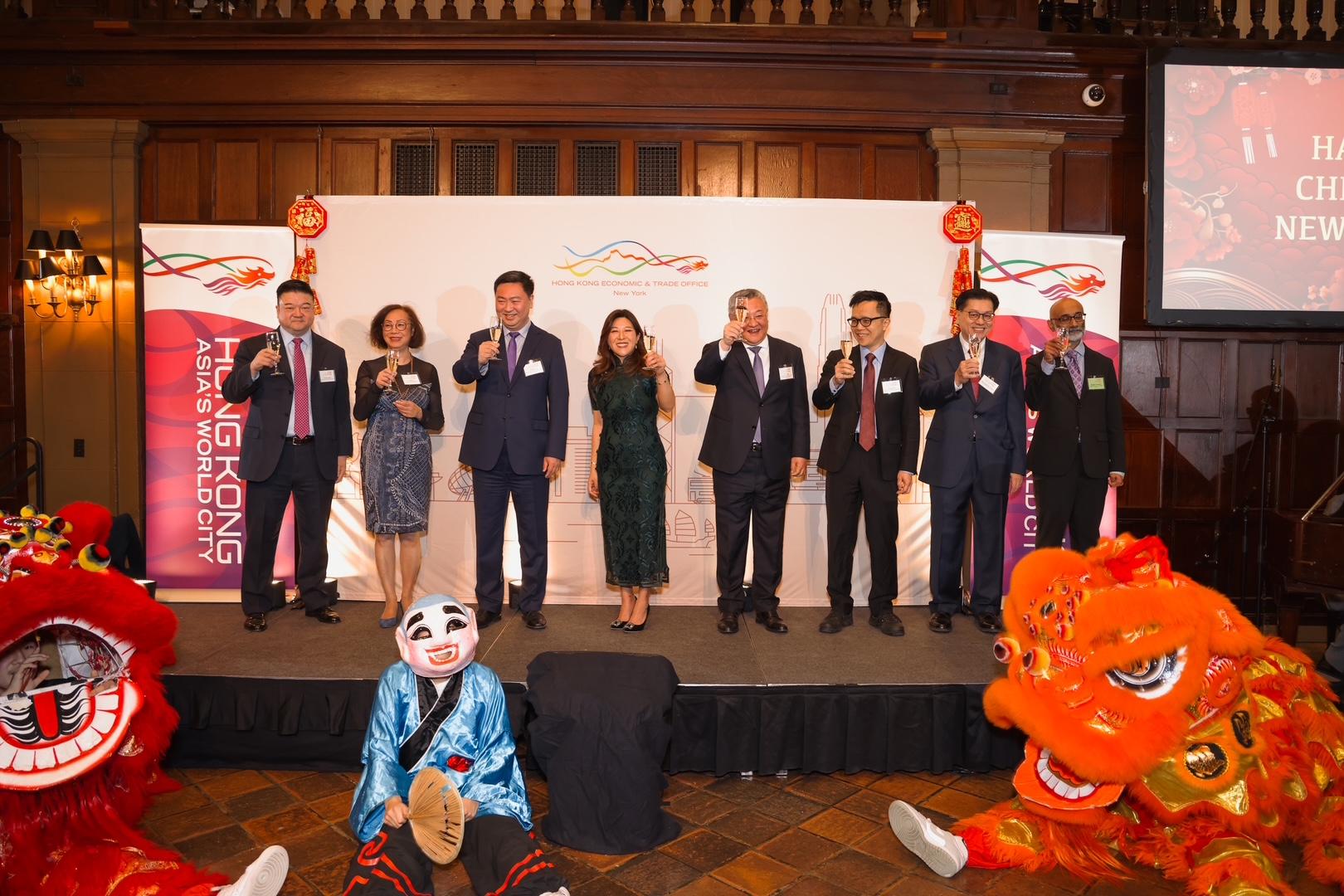 The Hong Kong Economic and Trade Office, New York (HKETONY) hosted its spring reception in New York on February 4 (New York time) to celebrate the Year of the Snake. Photo shows the Director of the HKETONY, Ms Maisie Ho (fourth left), and other officiating guests proposing a toast.