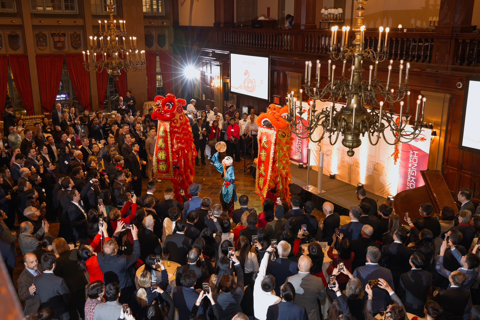 The Hong Kong Economic and Trade Office, New York hosted its spring reception in New York on February 4 (New York time) to celebrate the Year of the Snake. Photo shows guests enjoying a lion dance performance.