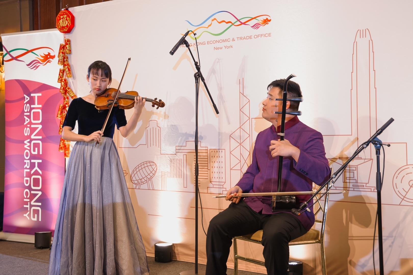 The Hong Kong Economic and Trade Office, New York hosted its spring reception in New York on February 4 (New York time) to celebrate the Year of the Snake. Photo shows two talented Hong Kong musicians performing at the reception (from left): violinist Ding Yijie and erhu player Yang Enhua (both from the Arts with the Disabled Association Hong Kong).