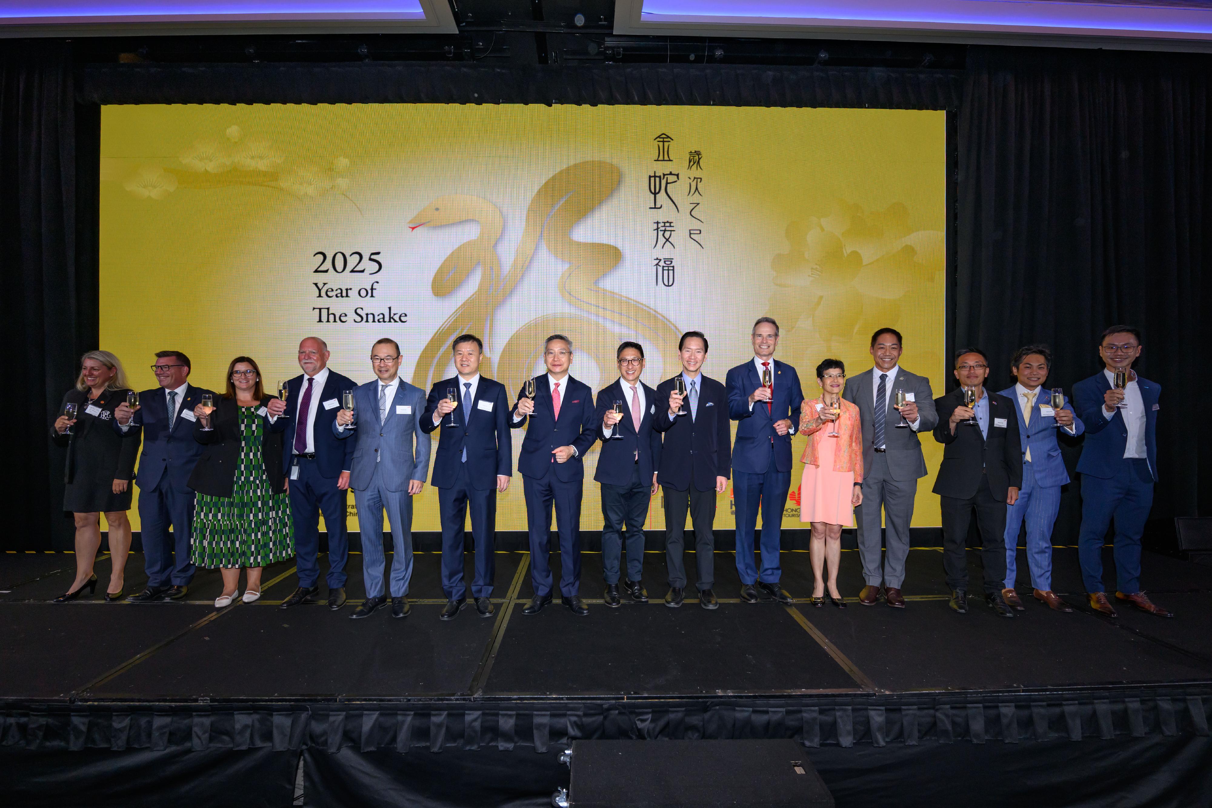 The Hong Kong Economic and Trade Office, Sydney (Sydney ETO) hosted a reception in Sydney, Australia, yesterday (February 4) to celebrate Chinese New Year. Photo shows the Director of the Sydney ETO, Mr Ricky Chong (seventh left); the Consul General of the People’s Republic of China in Sydney, Mr Wang Yu (sixth left); the Chairman of the M+ Board, Chairman of the Tai Kwun Culture and Arts Company Limited and Vice Chairman of the West Kowloon Cultural District Authority Board, Mr Bernard Chan (seventh right); Assistant Speaker and Member of the Legislative Assembly of New South Wales (NSW), representing the Premier of NSW, Mr Jason Li (eighth left); Councillor of the City of Sydney, representing the Lord Mayor of the City of Sydney, Mr Robert Kok (fifth left), and other guests hosting a toasting ceremony.