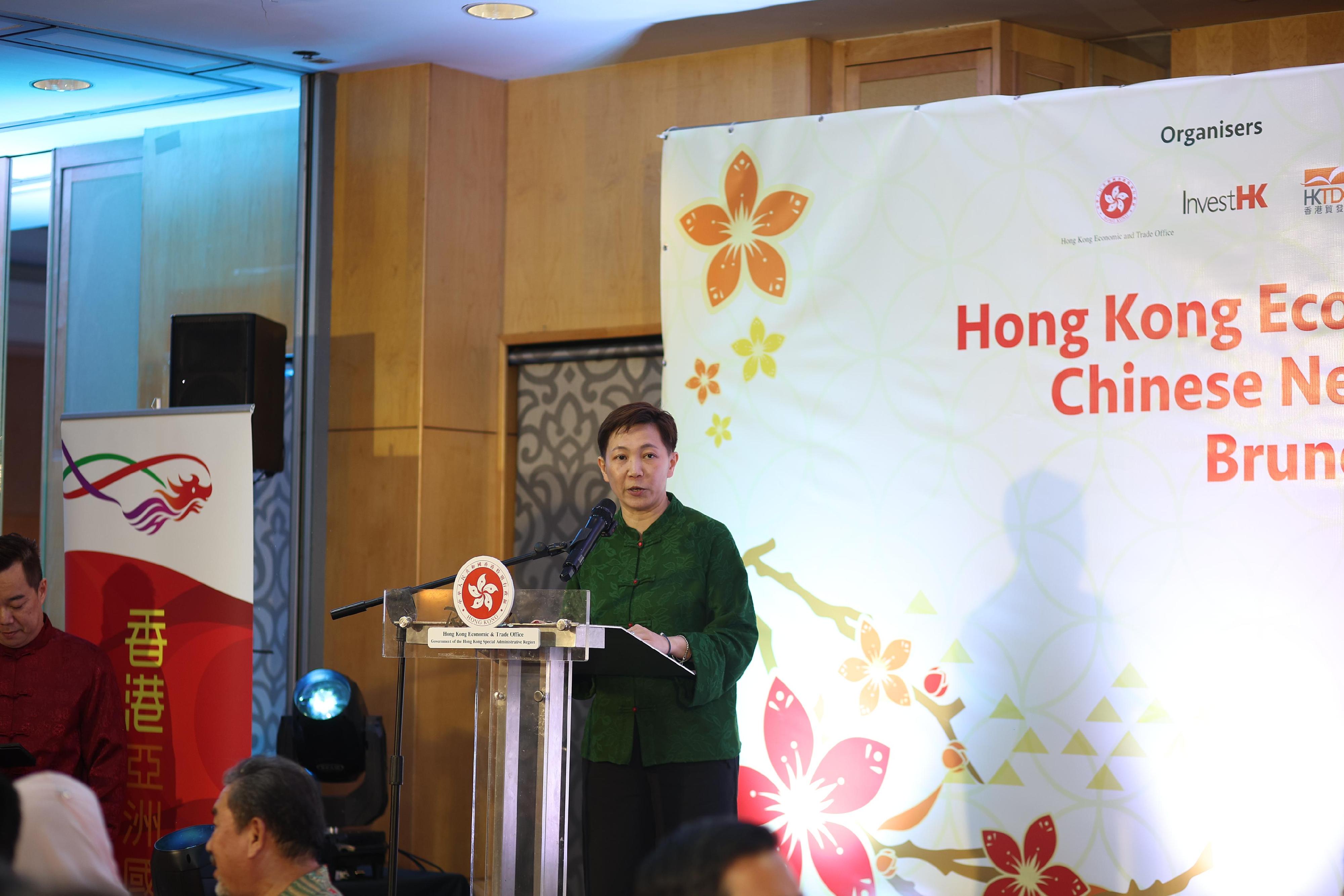 The Hong Kong Economic and Trade Office, Jakarta (HKETO Jakarta) today (February 6) hosted a Chinese New Year dinner in Brunei. Photo shows the Director-General of the HKETO Jakarta, Miss Libera Cheng, delivering a welcoming speech.