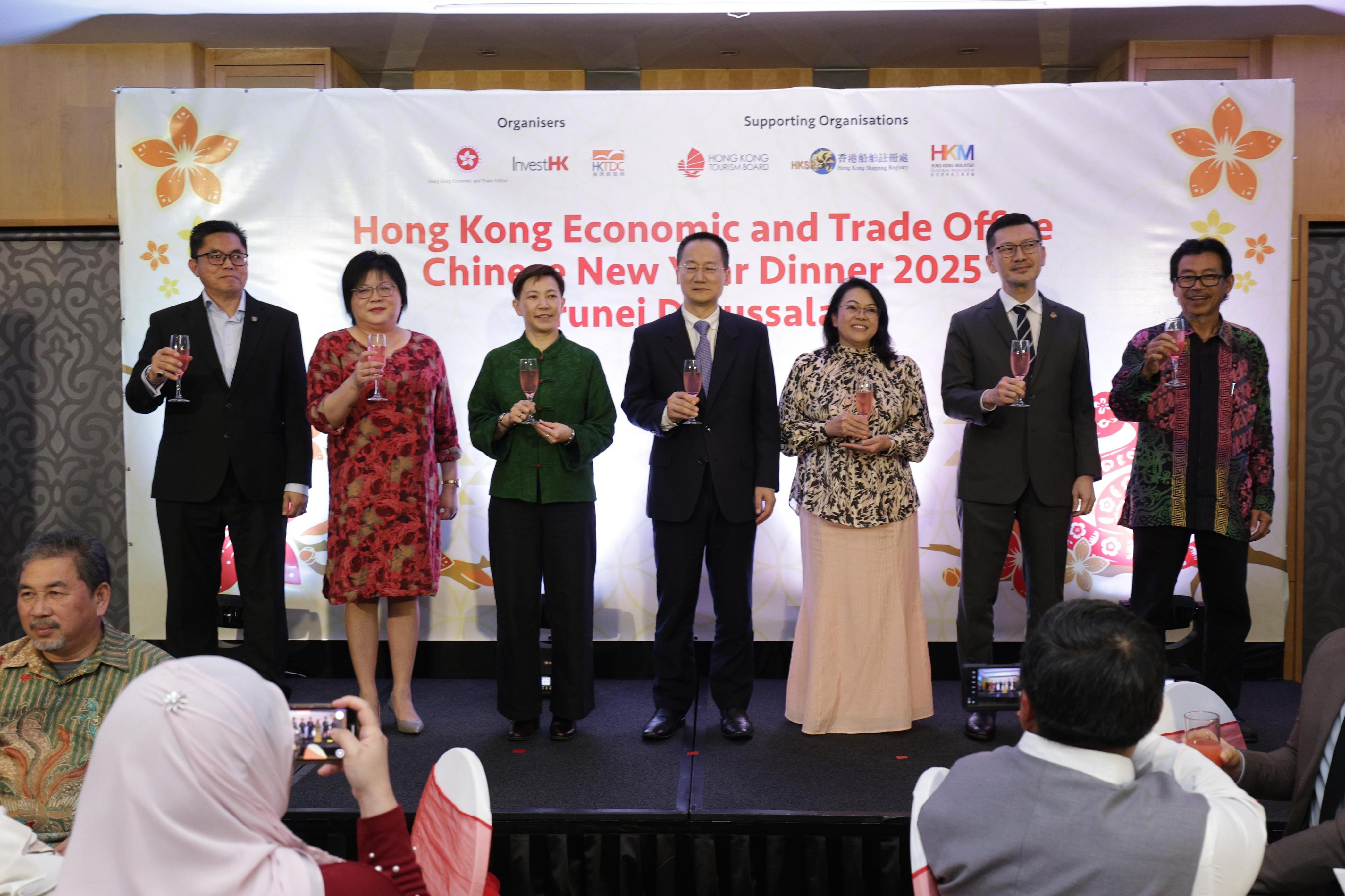 The Hong Kong Economic and Trade Office, Jakarta (HKETO Jakarta) today (February 6) hosted a Chinese New Year dinner in Brunei. Photo shows (from left) the President of the Law Society of Brunei Darussalam, Haji Muhammad Zainidi bin Haji Abdul Hamid; the Director of Malaysia of the Hong Kong Trade Development Council, Ms Hoh Jee Eng; the Director-General of the HKETO Jakarta, Miss Libera Cheng; the Chargé d'Affaires of the Chinese Embassy in Brunei, Mr Wang Haitao; the former Consul-General of Brunei in Hong Kong Mrs Ainatol Zahayu Mohammad; the President of the Hong Kong-Malaysia Business Association, Dato' Dixon Chew;  and the Secretary General of the National Chamber of Commerce and Industry of Brunei Darussalam, Haji Abdul Halim bin Haji Saim, hosting a toasting ceremony.