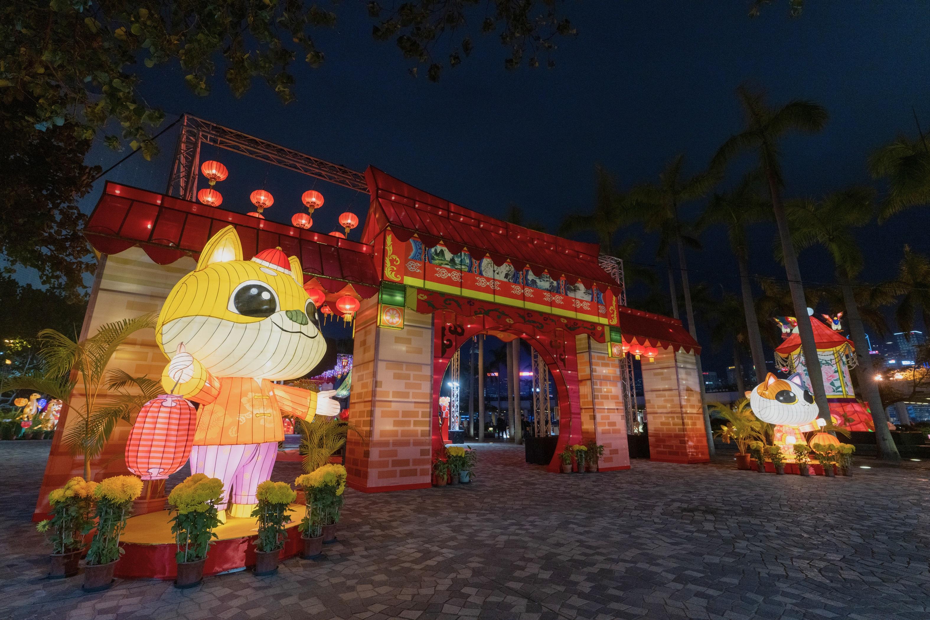 The Leisure and Cultural Services Department is presenting the Chinese New Year Lantern Carnival at the Hong Kong Cultural Centre from today (February 7), with the theme of "Chinese Lanterns: An Enduring Heritage", featuring dazzling lanterns and a series of fabulous performances and activities, celebrating the festive season with the public.