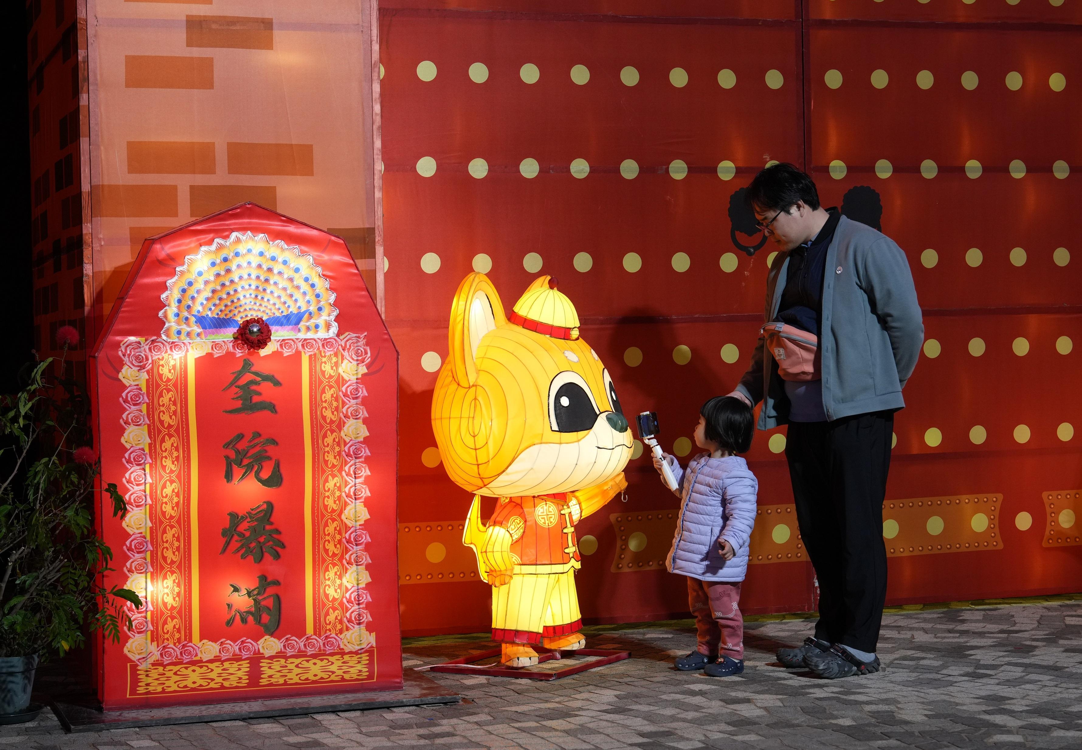 The Leisure and Cultural Services Department is presenting the Chinese New Year Lantern Carnival at the Hong Kong Cultural Centre from today (February 7), with the theme of "Chinese Lanterns: An Enduring Heritage", featuring dazzling lanterns and a series of fabulous performances and activities, celebrating the festive season with the public.