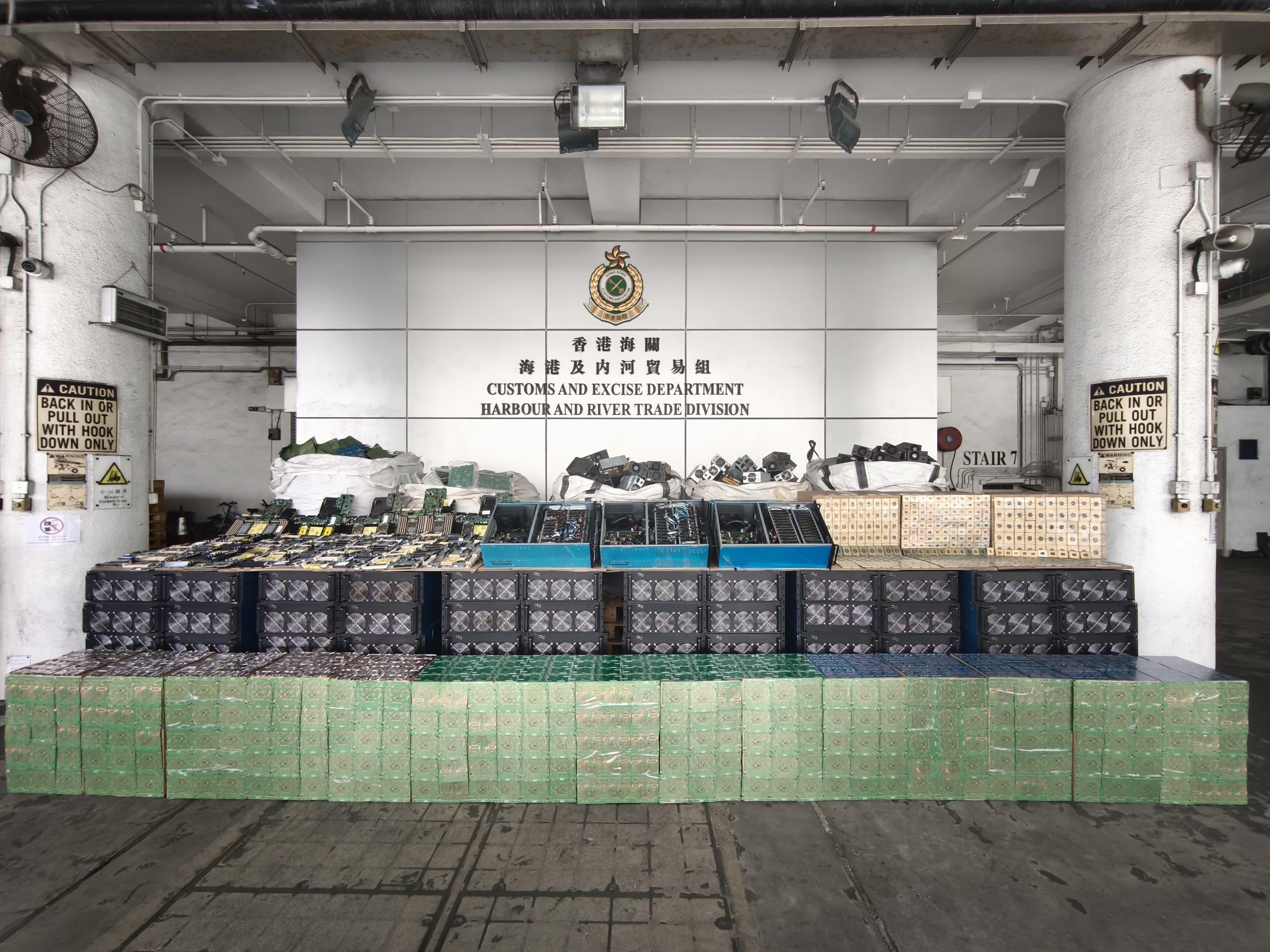 Hong Kong Customs on January 23 detected a suspected case of using an ocean-going vessel to smuggle goods to Malaysia at the Kwai Chung Container Terminals. A batch of suspected smuggled electronic goods and parts with an estimated market value of about $30 million was seized. Photo shows the suspected smuggled goods seized.