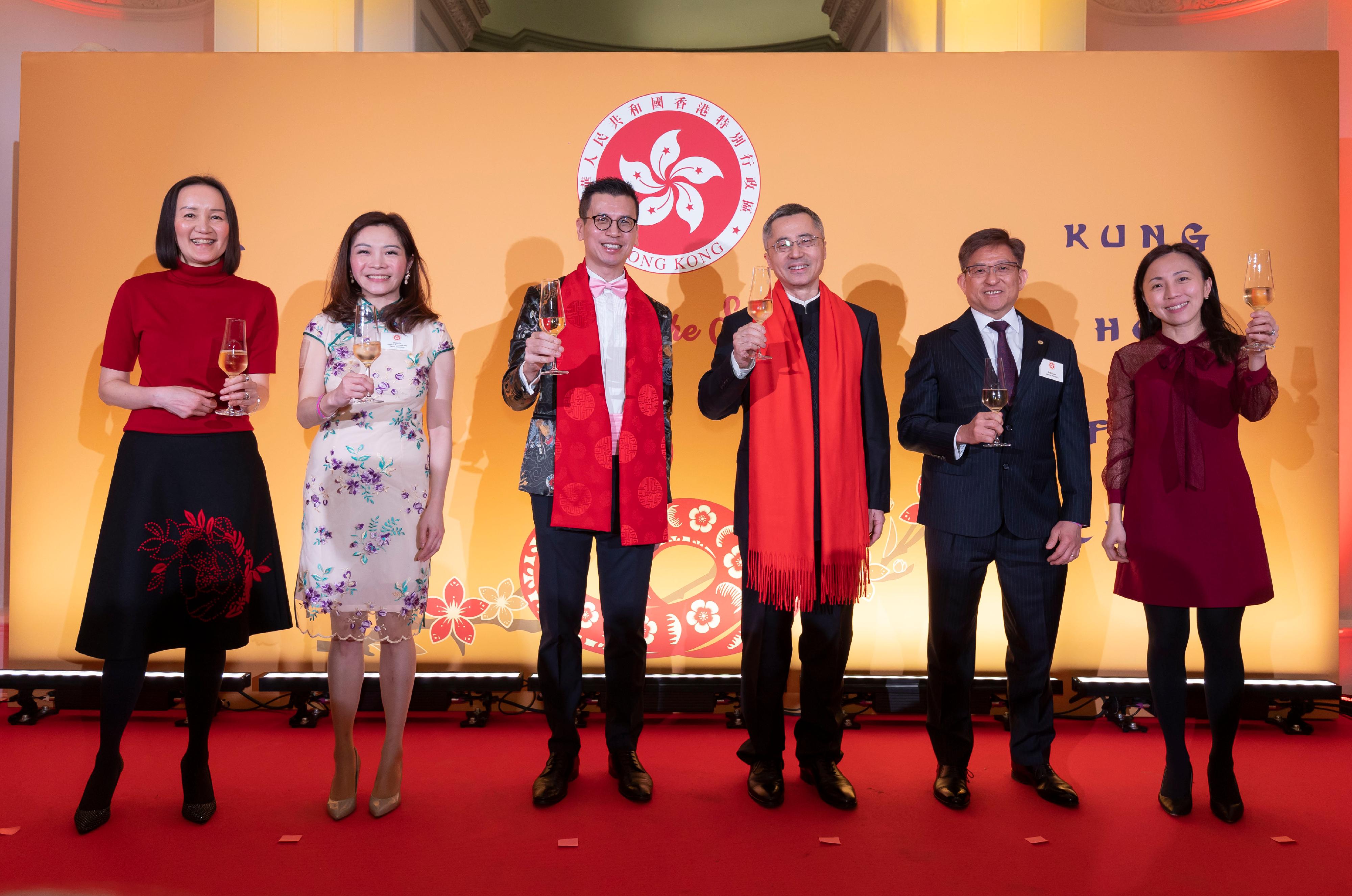 The Hong Kong Economic and Trade Office, London (London ETO) greeted the Year of the Snake in the United Kingdom (UK) by hosting an evening reception at The Orangery, Kensington Palace, in London on February 6 (London time). Photo shows officiating guests (from left) the representative of UK and Northern Europe at the Hong Kong Tourism Board, Ms Adela Liew; the Head of Business and Talent Attraction/Investment Promotion of InvestHK London Office, Ms Daisy Ip; the Director-General of the London ETO, Mr Gilford Law; Minister of the Embassy of the People's Republic of China in the UK, Mr Wang Qi; the Marine Adviser of the Marine Department’s Regional Desk (London) /Regional Head (London) of the Hong Kong Shipping Registry, Mr Ben Lau; and the Director of UK, Nordics & Ireland of the Hong Kong Trade Development Council, Ms Joey Ko officiating at the toasting ceremony.