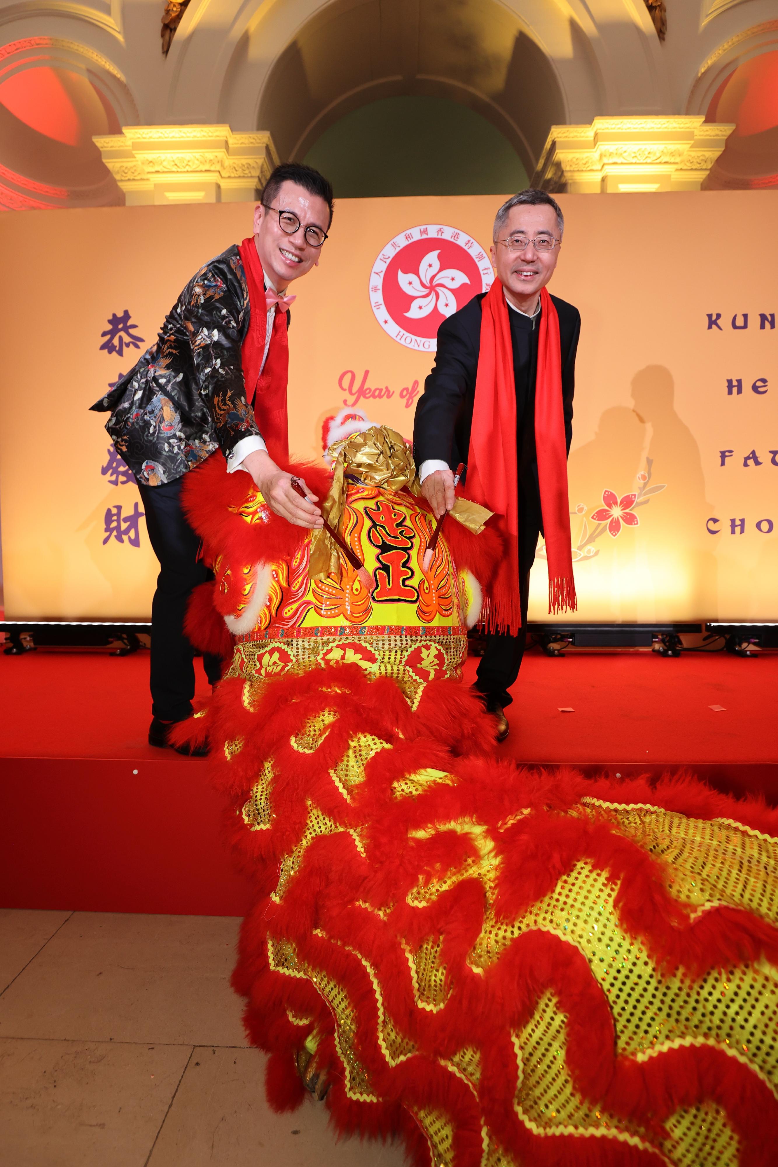 The Hong Kong Economic and Trade Office, London (London ETO) greeted the Year of the Snake in the United Kingdom (UK) by hosting an evening reception at The Orangery, Kensington Palace, in London on February 6 (London time). Photo shows the Director-General of the London ETO, Mr Gilford Law (left), and Minister of the Embassy of the People's Republic of China in the UK, Mr Wang Qi, officiating the eye-dotting ceremony for the lion dance at the reception.

