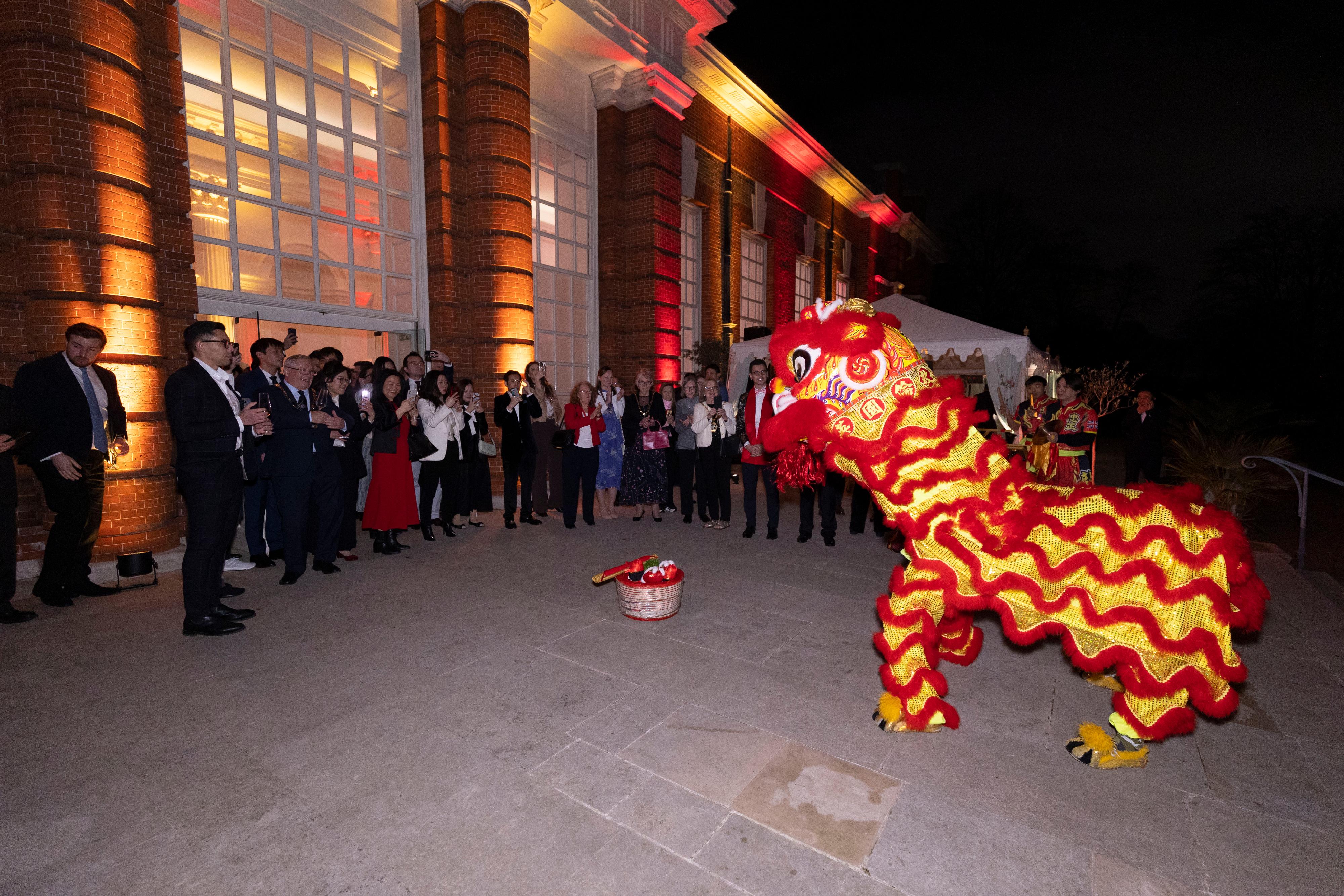 The Hong Kong Economic and Trade Office, London (London ETO) greeted the Year of the Snake in the United Kingdom (UK) by hosting an evening reception at The Orangery, Kensington Palace, in London on February 6 (London time). Photo shows the guests enjoying the lion dance at the reception.

