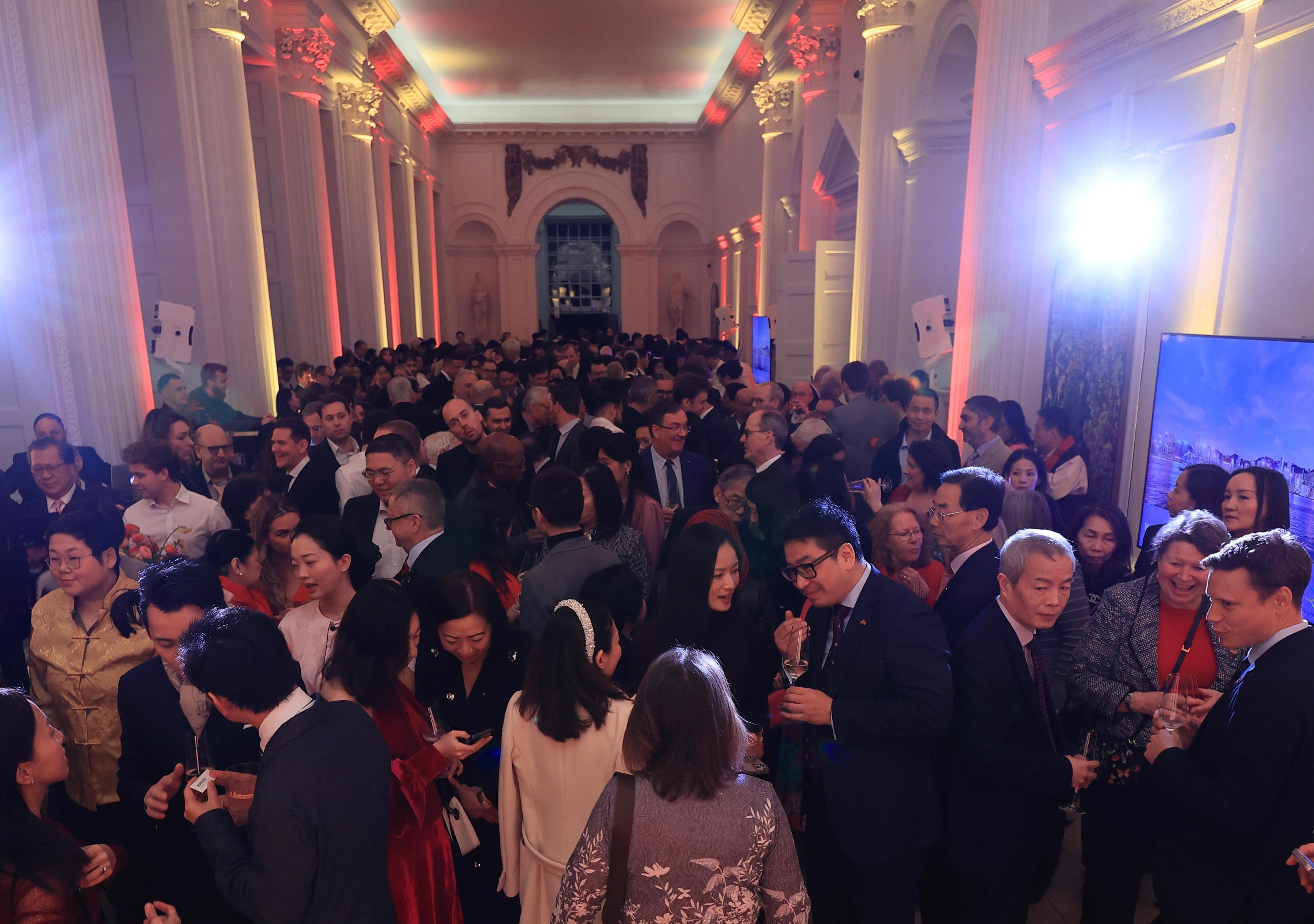 The Hong Kong Economic and Trade Office, London greeted the Year of the Snake in the United Kingdom (UK) by hosting an evening reception at The Orangery, Kensington Palace, in London on February 6 (London time) and welcomed over 450 guests. Among the guests were UK government officials, parliamentarians, borough mayors in London, senior diplomats, leading figures in the business sector, academics, media representatives and members of the Chinese community. 
