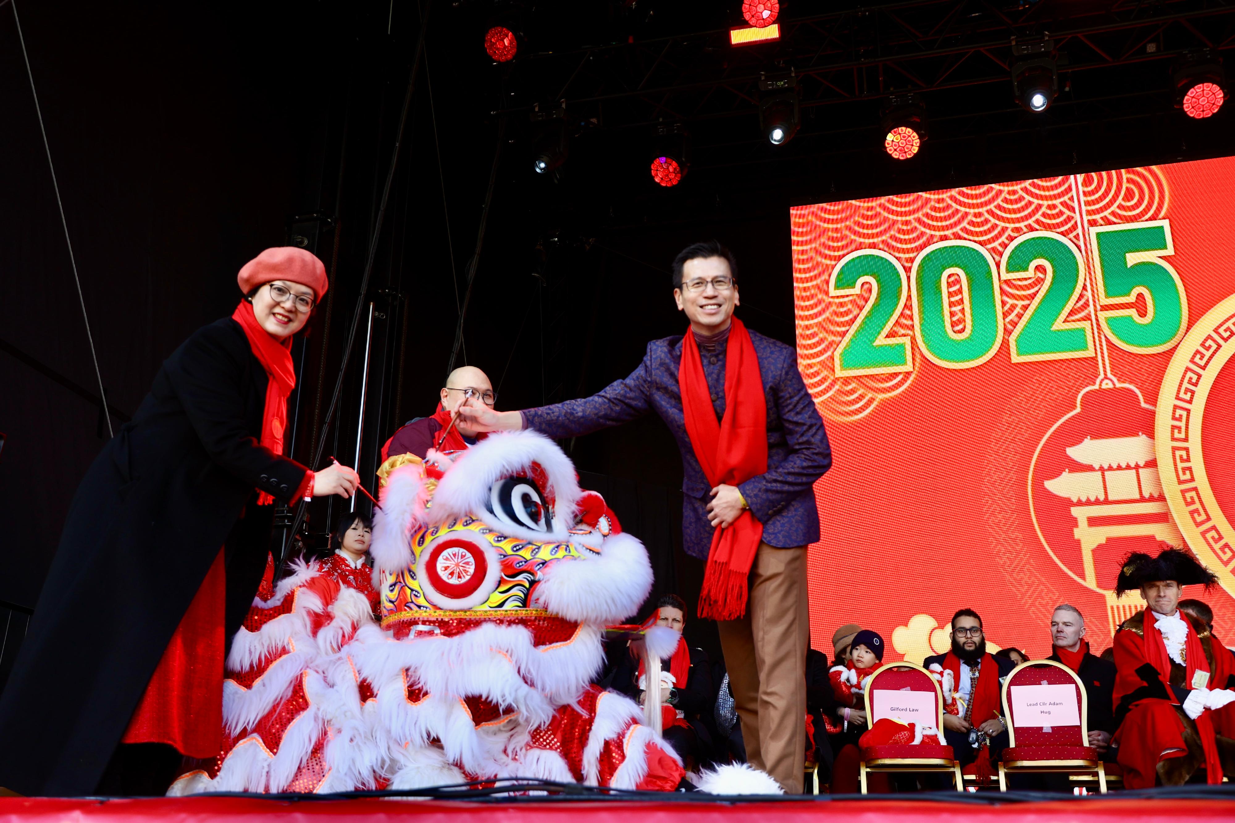 The Hong Kong Economic and Trade Office, London (London ETO) greeted the Year of the Snake in the United Kingdom by supporting a large-scale London Chinatown celebration at Trafalgar Square, Chinatown, and Charing Cross Road in London on February 2. Photo shows the Director-General of the London ETO, Mr Gilford Law (right), taking part in the eye-dotting ceremony for the lion dance performance. 
