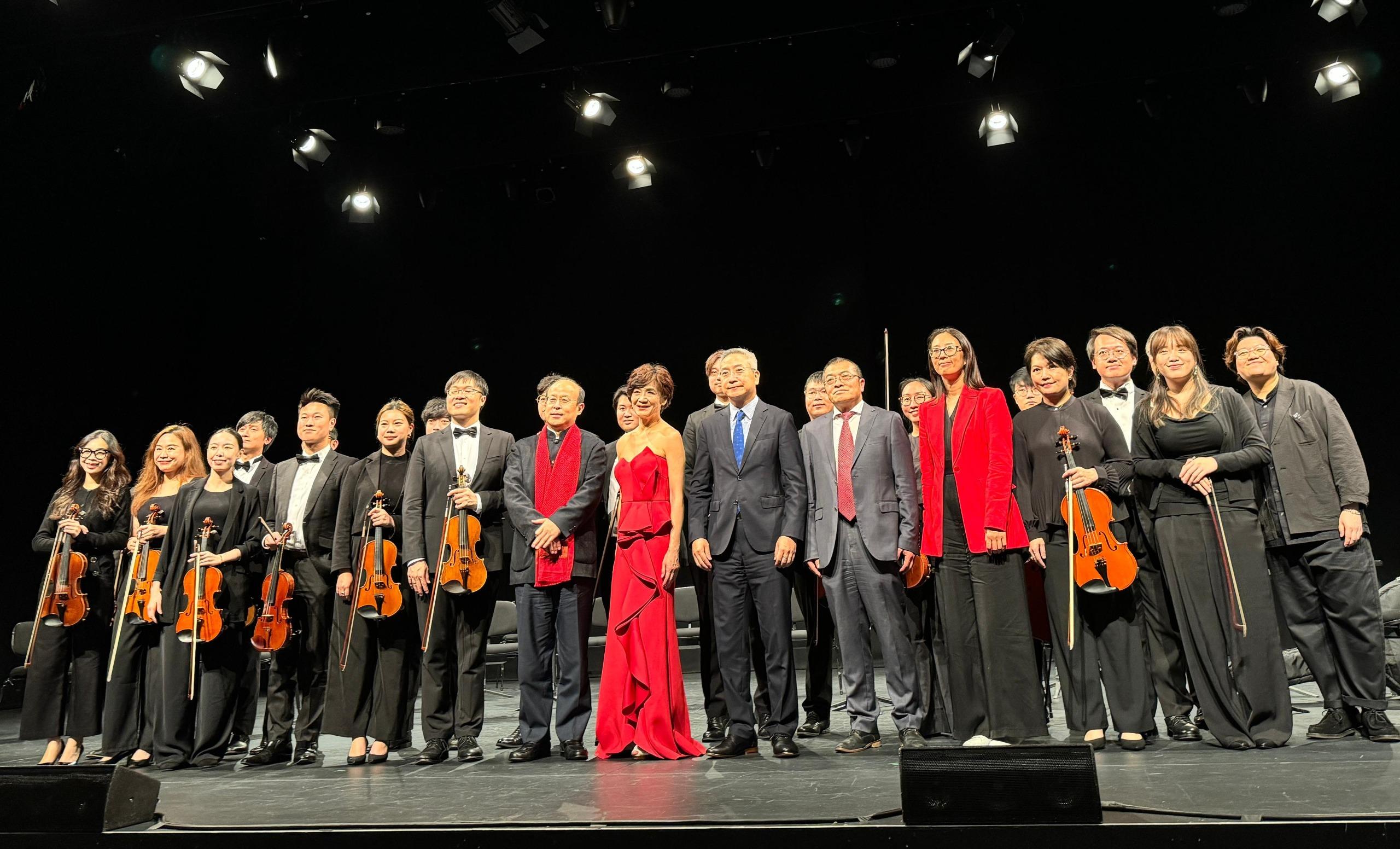 The Hong Kong Economic and Trade Office, Sydney (Sydney ETO) supported the Hong Kong String Orchestra (HKSO) in staging five music concerts in Adelaide, Sydney, Canberra and Melbourne. Photo shows the Ambassador of the People’s Republic of China to Australia, Mr Xiao Qian (front row, seventh left), the Director of the Sydney ETO, Mr Ricky Chong (front row, fifth right); the Founder and Artistic Director of the HKSO, Professor Yao Jue (front row, eight left); and members of the HKSO posing for a group photo after the concert in Canberra on February 5.