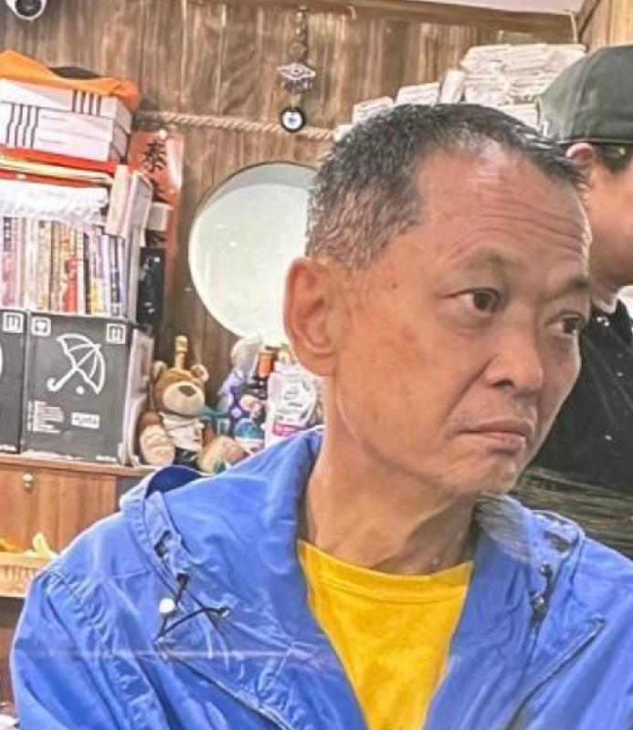 Choi Ko-king, aged 69, is about 1.7 metres tall, 58 kilograms in weight and of thin build. He has a square face with yellow complexion and short black hair. He was last seen wearing a green long-sleeved down jacket, black long-sleeved shirt, black trousers, white sport shoes and carrying a walking stick.
