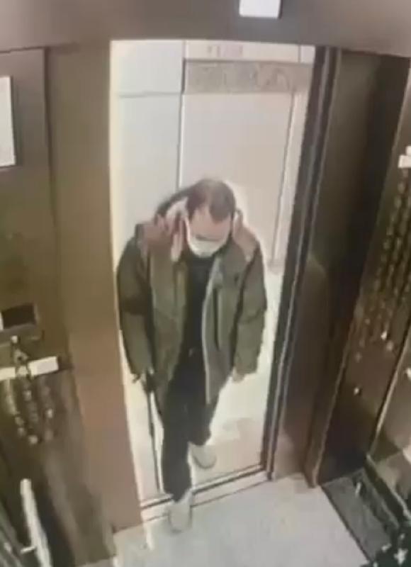 Choi Ko-king, aged 69, is about 1.7 metres tall, 58 kilograms in weight and of thin build. He has a square face with yellow complexion and short black hair. He was last seen wearing a green long-sleeved down jacket, black long-sleeved shirt, black trousers, white sport shoes and carrying a walking stick.
