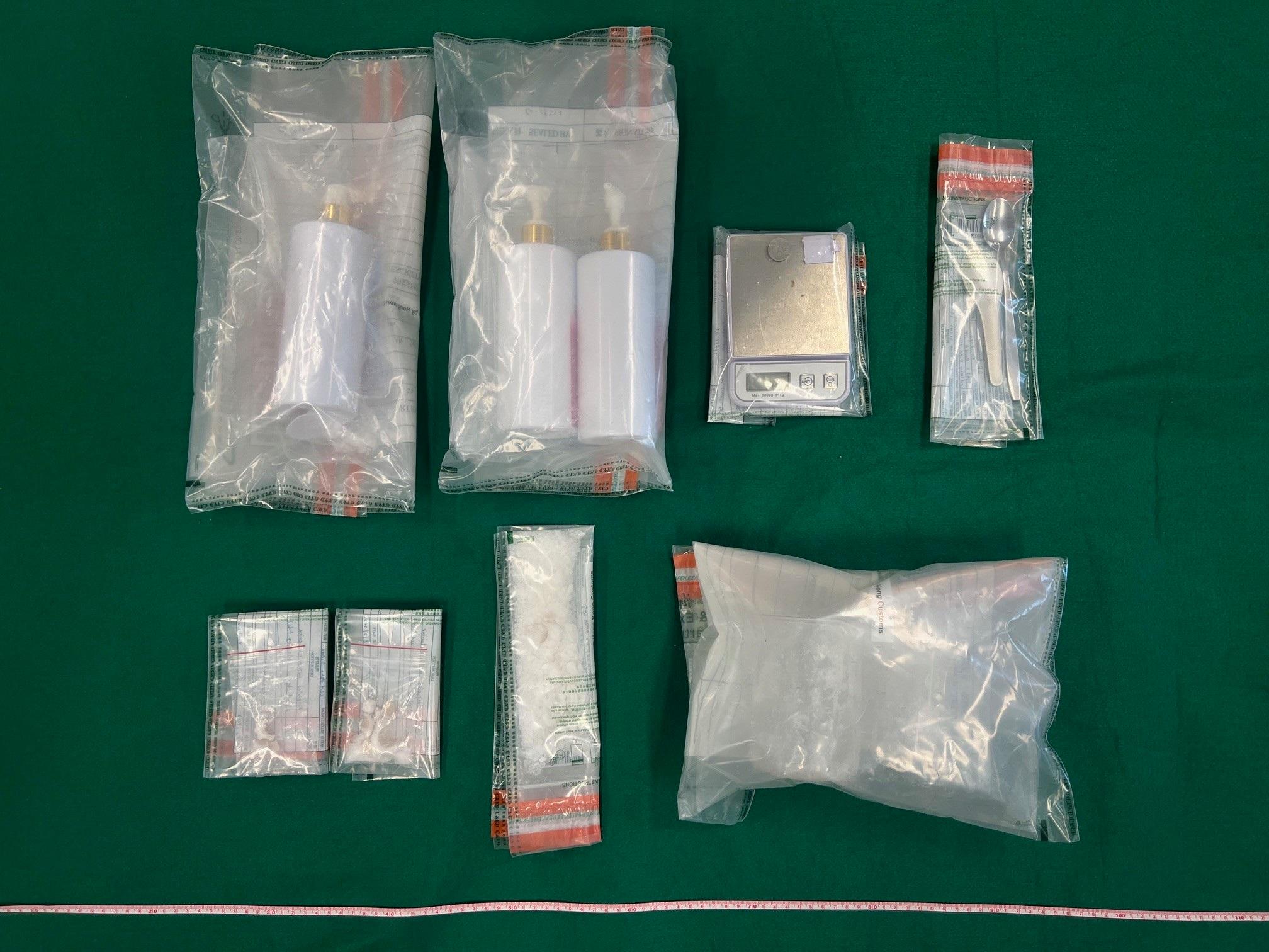 Hong Kong Customs conducted an anti-narcotics operation in Prince Edward yesterday (February 7) and      seized about 1.5 kilograms of suspected methamphetamine and a batch of drug packaging paraphernalia. Photo shows the suspected methamphetamine and drug packaging paraphernalia seized.