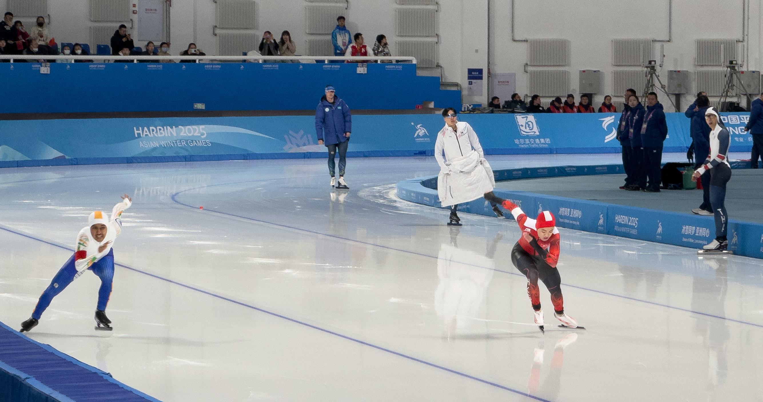 The Chief Executive, Mr John Lee, continued his visit programme in Harbin today (February 8). Photo shows a Hong Kong athlete (right) racing at the 9th Asian Winter Games Harbin 2025.