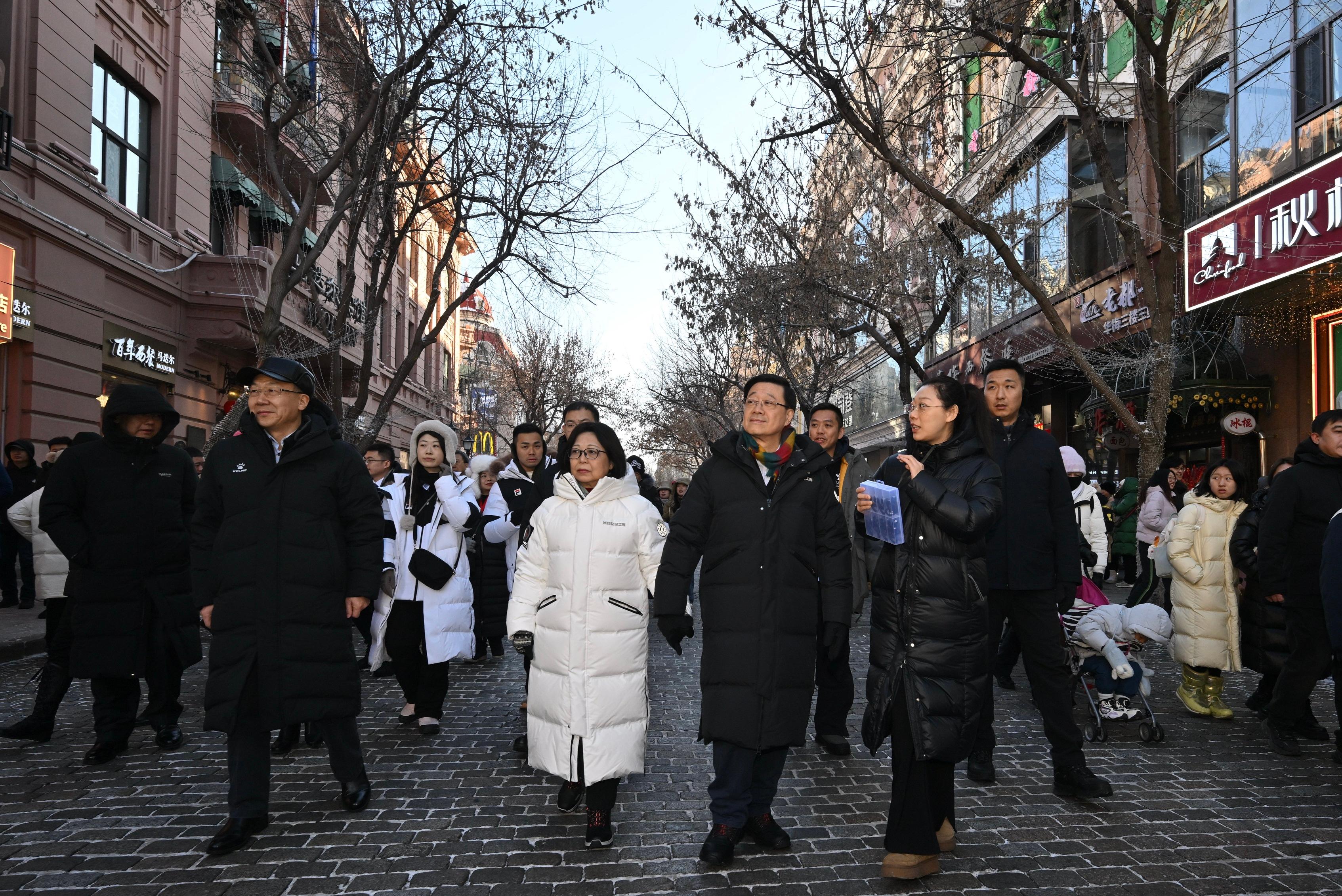 The Chief Executive, Mr John Lee, continued his visit programme in Harbin today (February 8). Photo shows Mr Lee (first row, second right) and his wife Mrs Janet Lee (first row, second left), visiting Zhongyang Street.