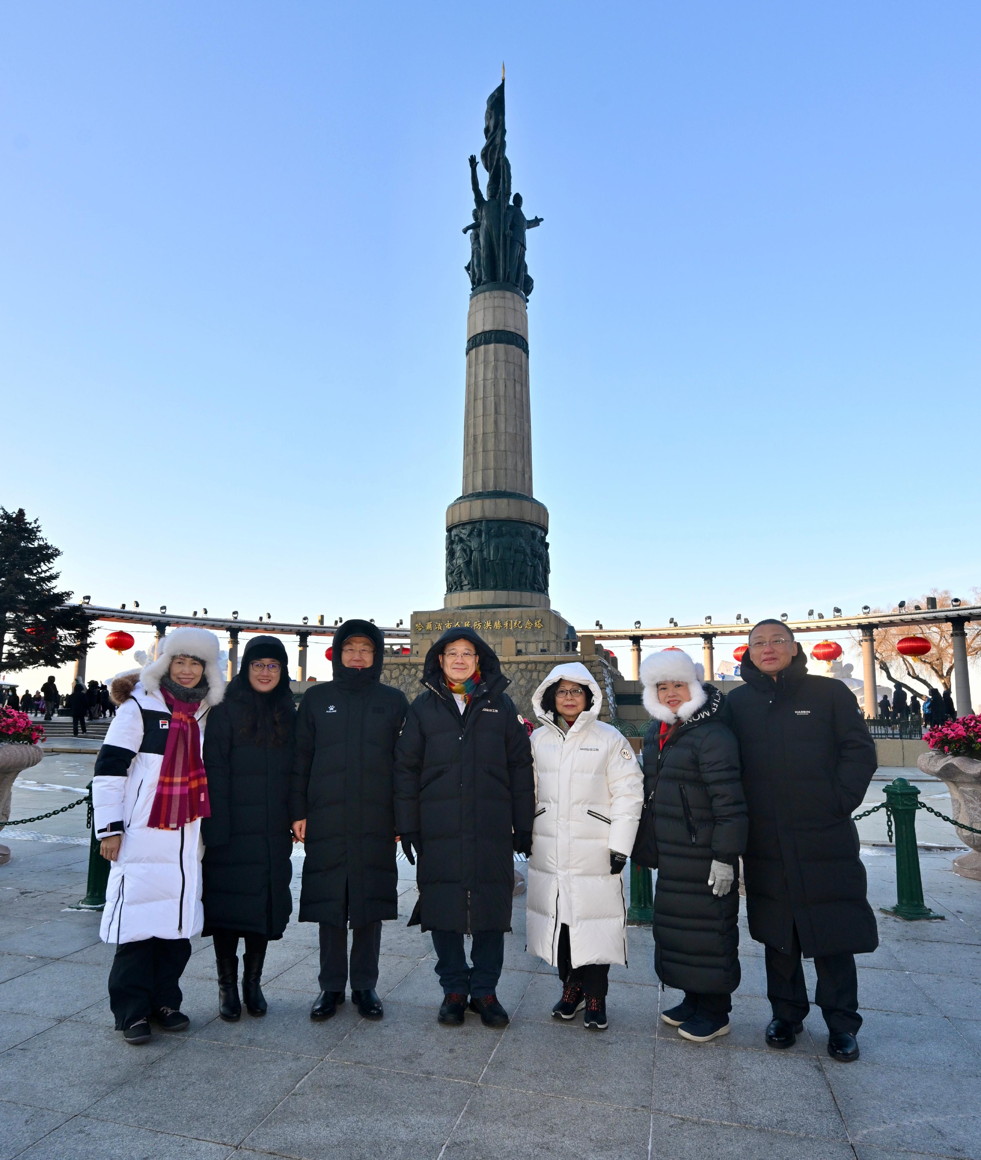 The Chief Executive, Mr John Lee, continued his visit programme in Harbin today (February 8). Photo shows Mr Lee (centre) and his wife Mrs Janet Lee (third right), visiting the Harbin Flood Control Memorial Tower.