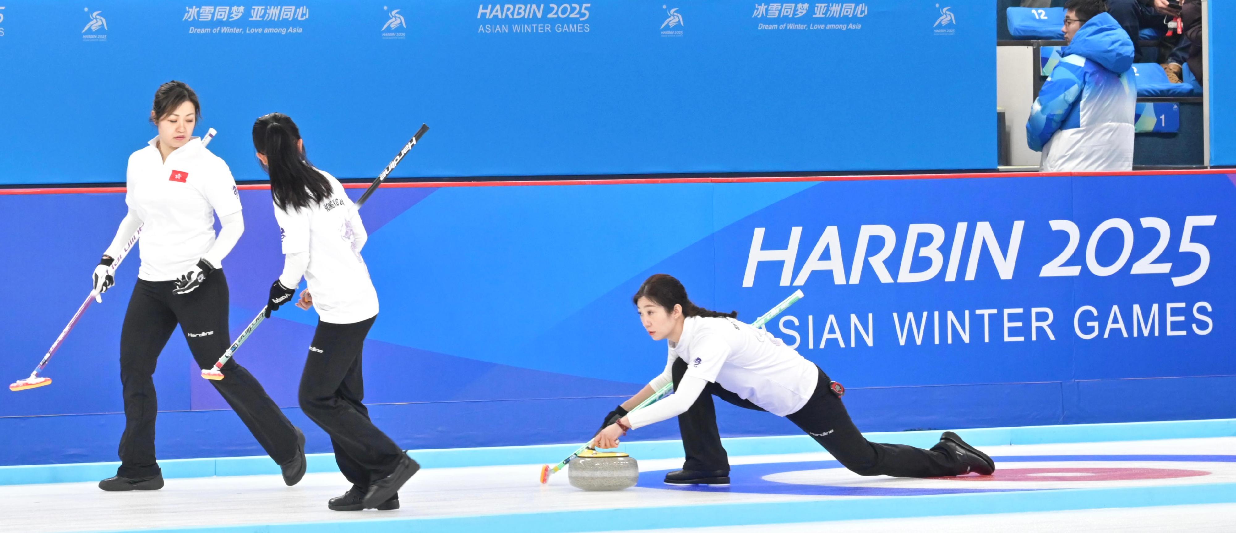 The Chief Executive, Mr John Lee, continued his visit programme in Harbin today (February 9). Photo shows Hong Kong athletes competing in a curling competition at the 9th Asian Winter Games Harbin 2025.
