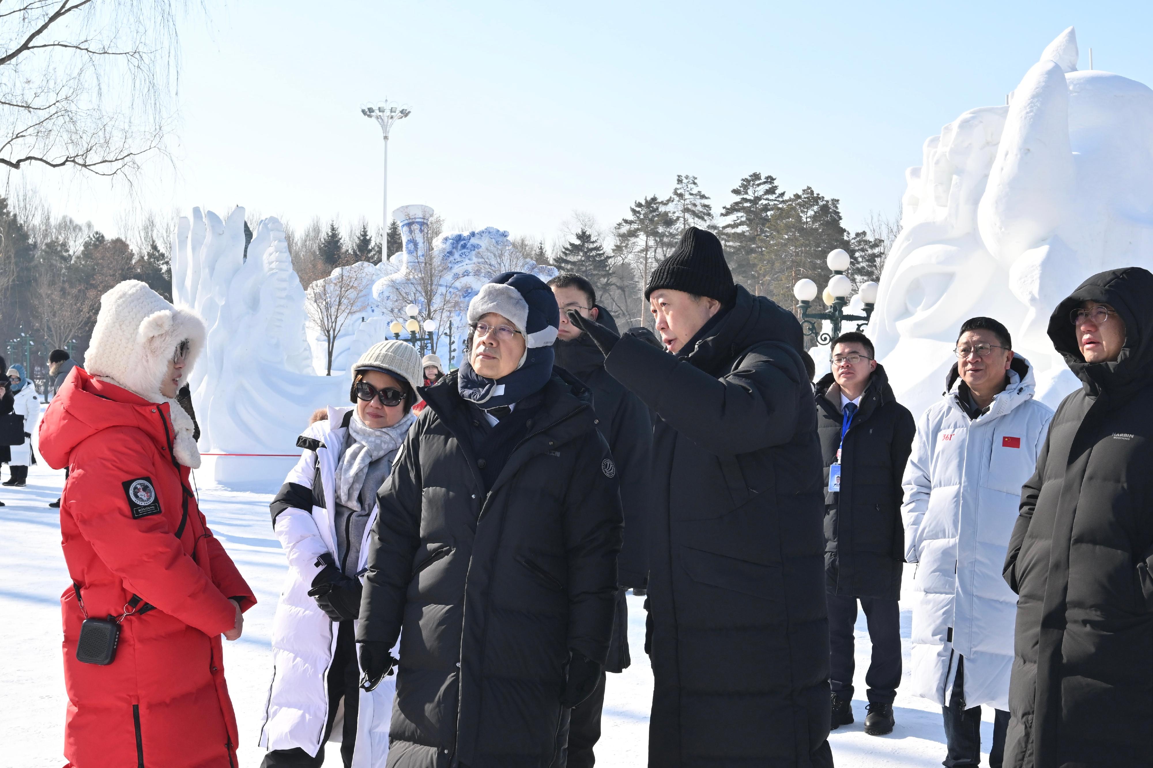 The Chief Executive, Mr John Lee, continued his visit programme in Harbin today (February 9). Photo shows Mr Lee (third left) visiting the Taiyangdao Island International Snow Sculpture Expo.