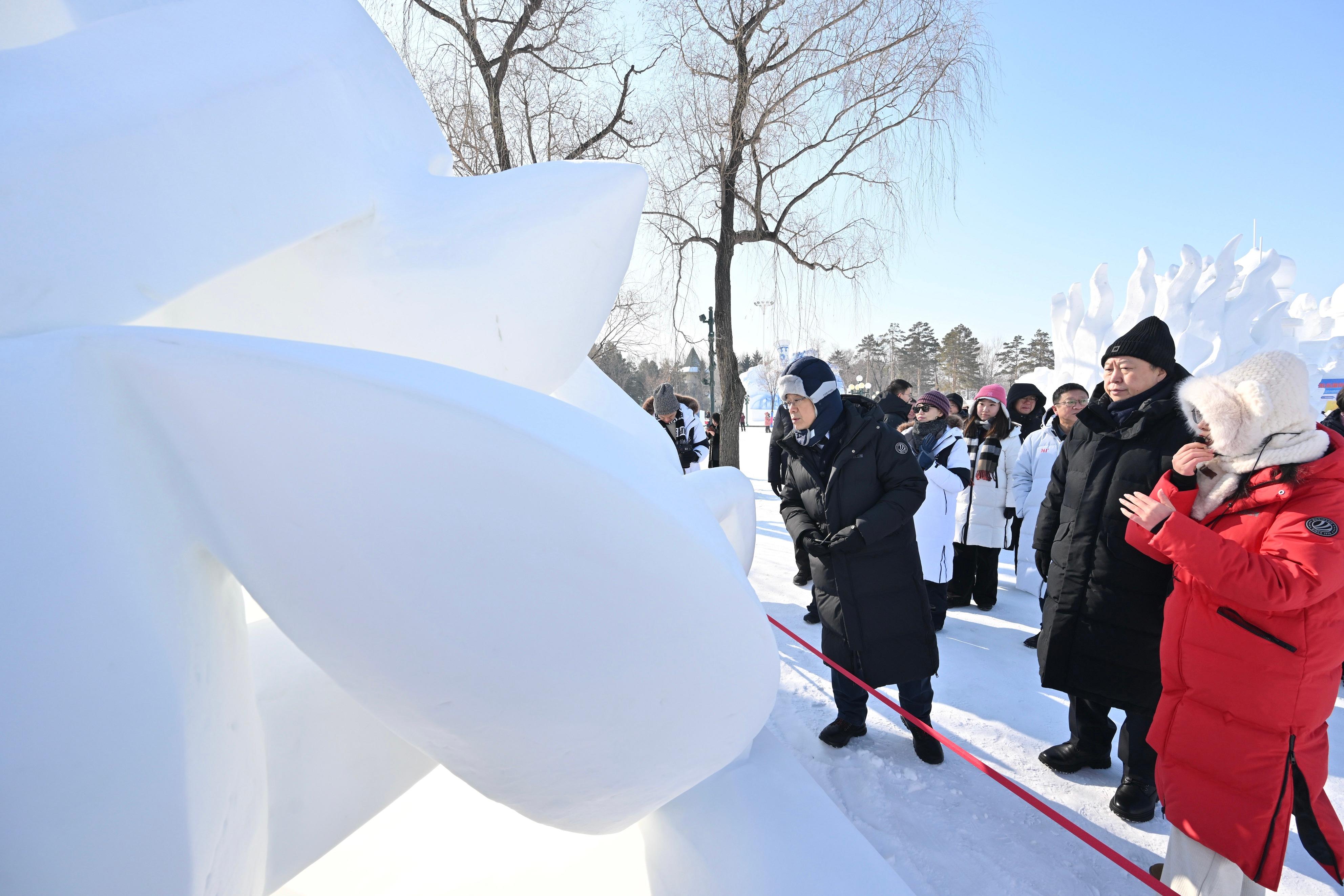 The Chief Executive, Mr John Lee, continued his visit programme in Harbin today (February 9). Photo shows Mr Lee (first left) visiting the Taiyangdao Island International Snow Sculpture Expo.
