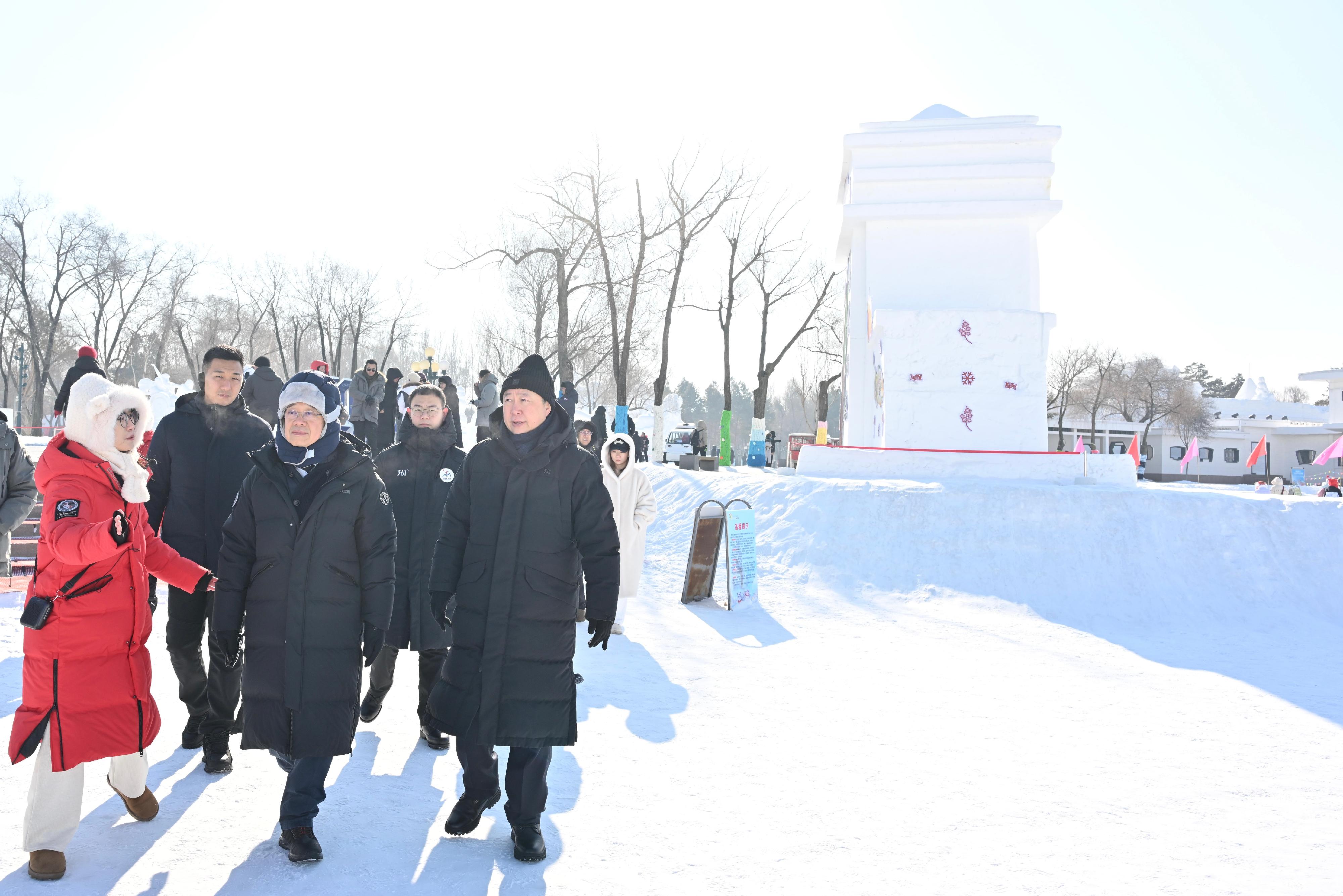 The Chief Executive, Mr John Lee, continued his visit programme in Harbin today (February 9). Photo shows Mr Lee (front row, second left) visiting the Taiyangdao Island International Snow Sculpture Expo.