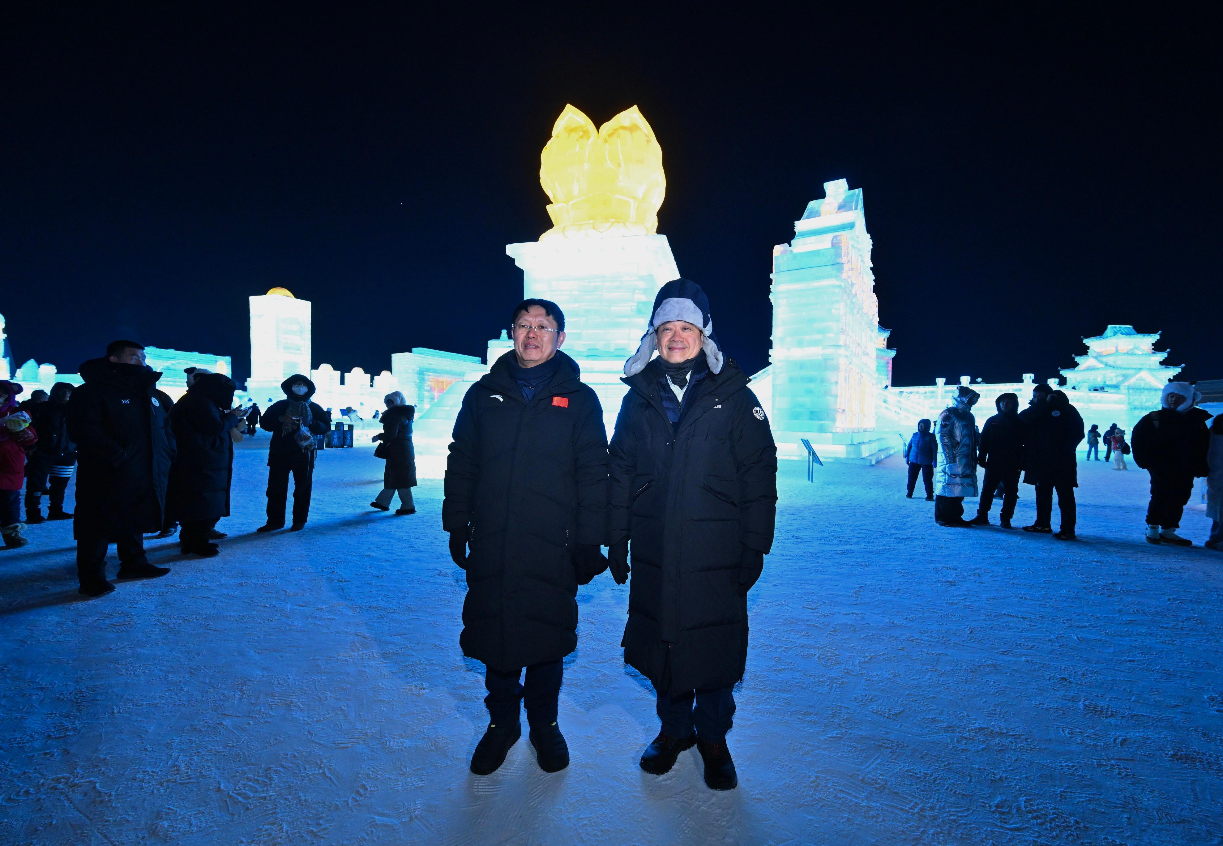 The Chief Executive, Mr John Lee, continued his visit programme in Harbin today (February 9). Photo shows Mr Lee (right) visiting the Harbin Ice and Snow World.