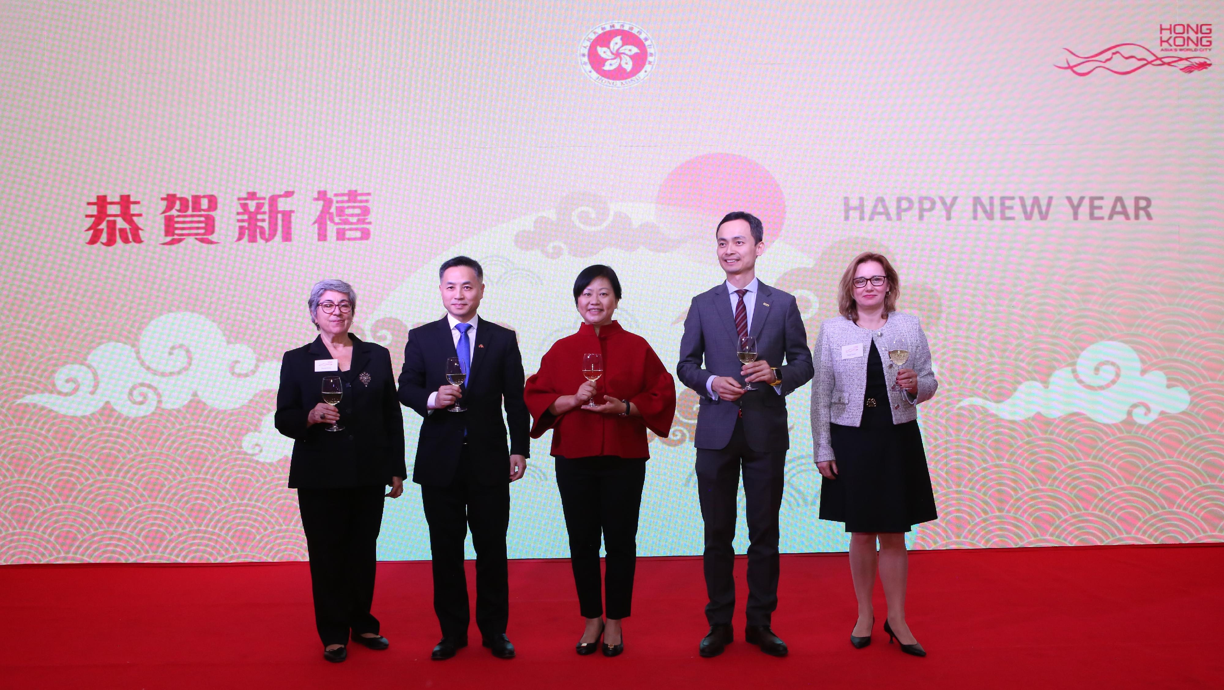 Photo shows (from left) the Consultant of Hong Kong Trade Development Council in Türkiye, Ms Perran Ersu; the Deputy Consul General of the People's Republic of China in Istanbul, Mr Wu Jian; the Special Representative for Hong Kong Economic and Trade Affairs to the European Union, Ms Shirley Yung; the Regional Director, Europe, Central Asia and Israel of Hong Kong Trade Development Council, Mr Chris Lo; and the Consultant of Invest Hong Kong in Türkiye, Ms Neşe Seçer, toasting at the Chinese New Year reception in Istanbul, Türkiye on January 30 (Istanbul time). 