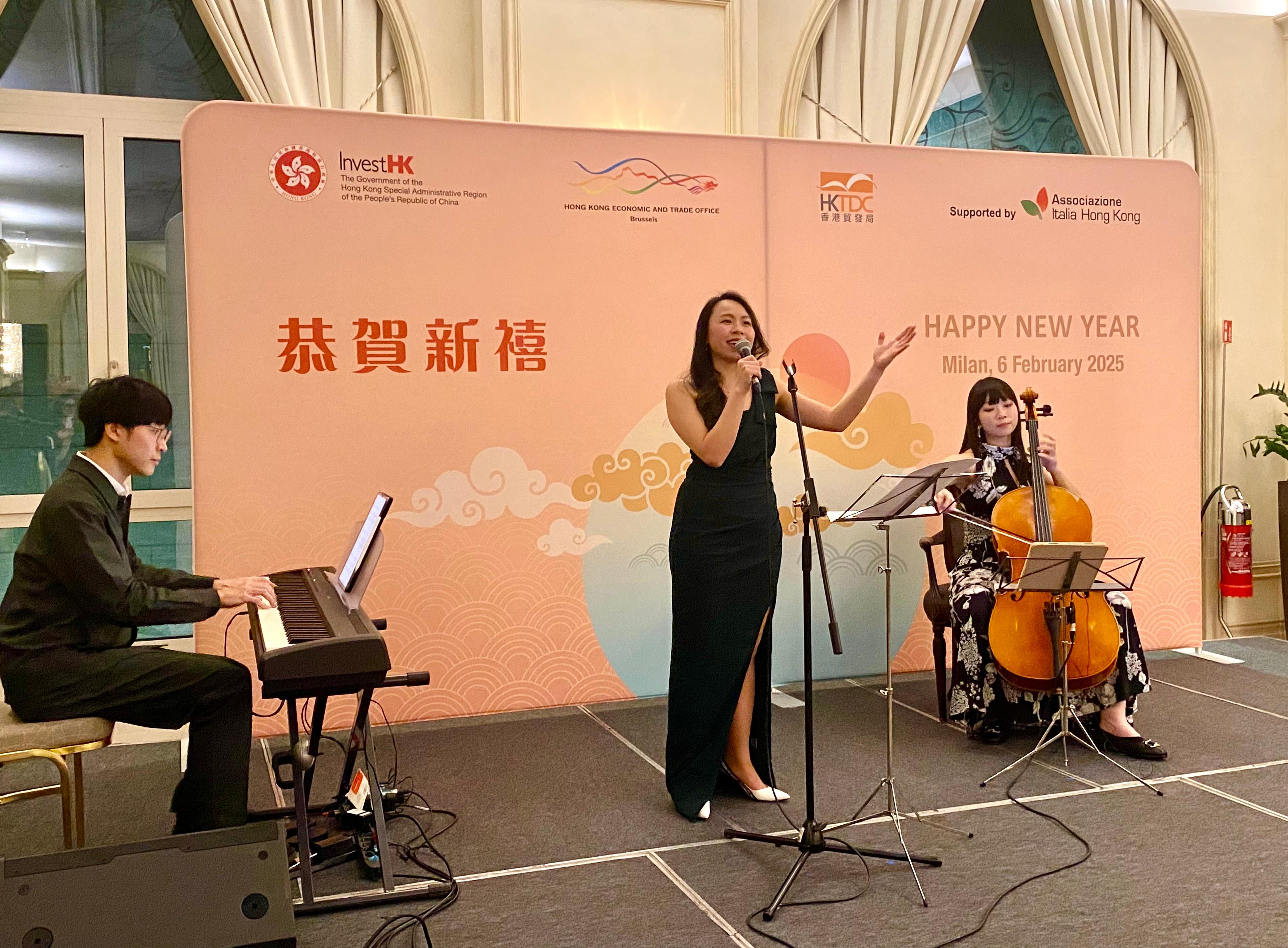 An ensemble of talented Hong Kong musicians brought an enchanting mix of Italian opera arias and Cantonese songs to the guests attending the reception in Milan, Italy on February 6 (Milan time).

