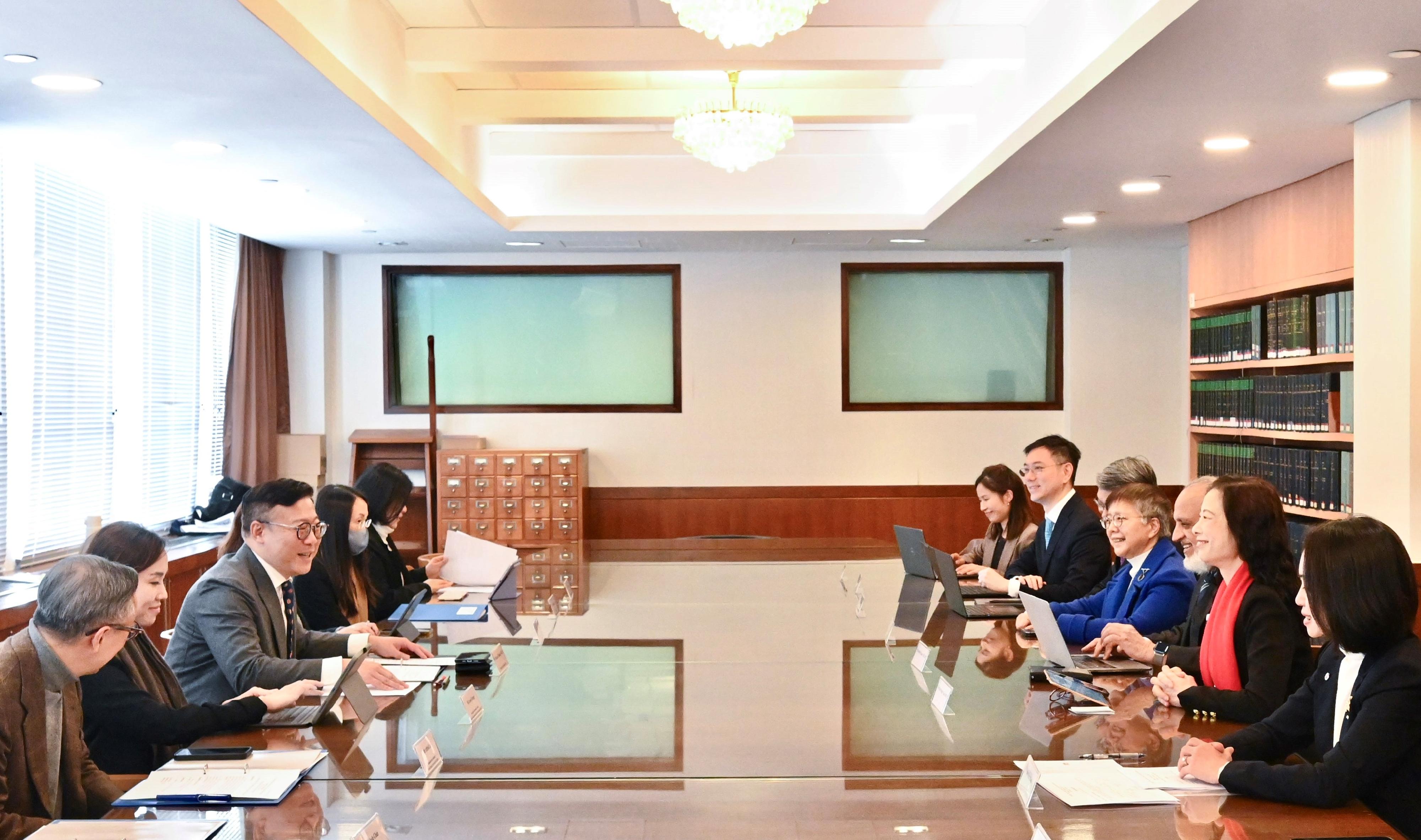 The Consultation Group on LawTech Development, established by the Department of Justice in January this year, held its first meeting today (February 10). Photo shows the Chairperson of the Consultation Group and Deputy Secretary for Justice, Dr Cheung Kwok-kwan (third left), and members of the Consultation Group at the meeting.

