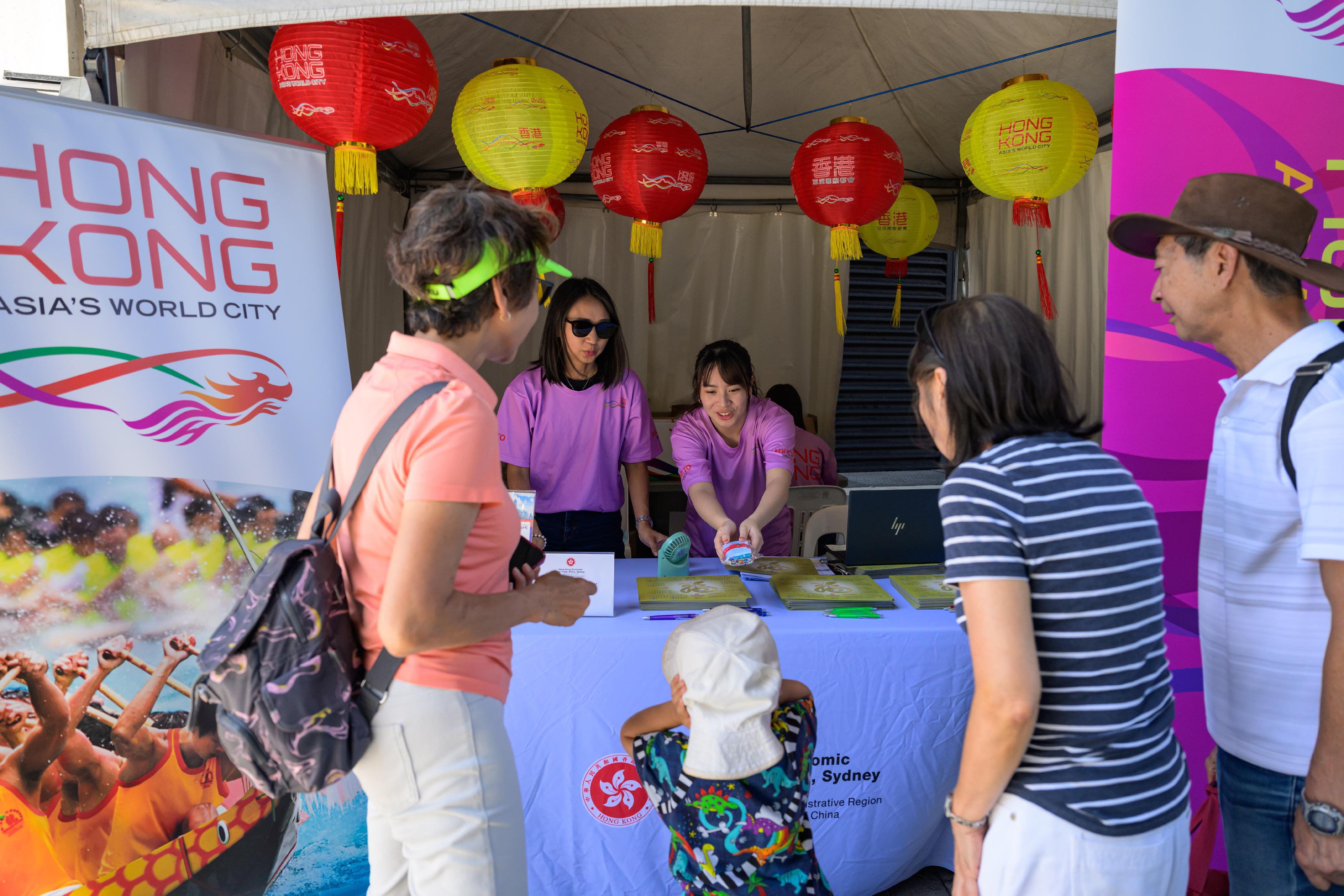 The Hong Kong Economic and Trade Office, Sydney set up a marquee during the Dragon Boat Festival to promote the latest developments in Hong Kong, in particular the exciting mega events held in the city and various talent attraction initiatives rolled out by the Government. Souvenirs distributed at the marquee for promoting Hong Kong were very well received.