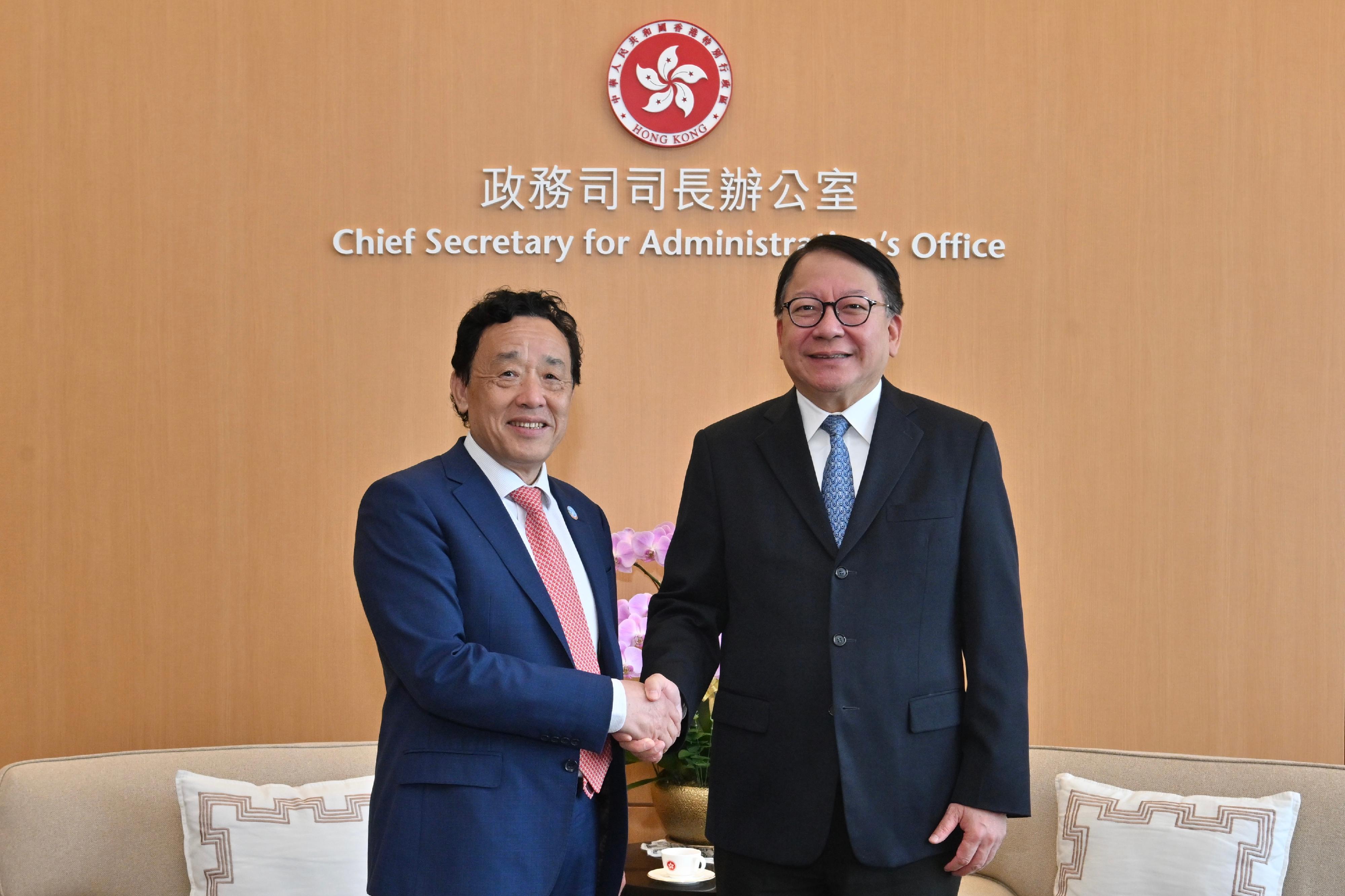 The Acting Chief Executive, Mr Chan Kwok-ki (right), meets with the visiting Director-General of the Food and Agriculture Organization of the United Nations, Dr Qu Dongyu (left), today (February 10). 