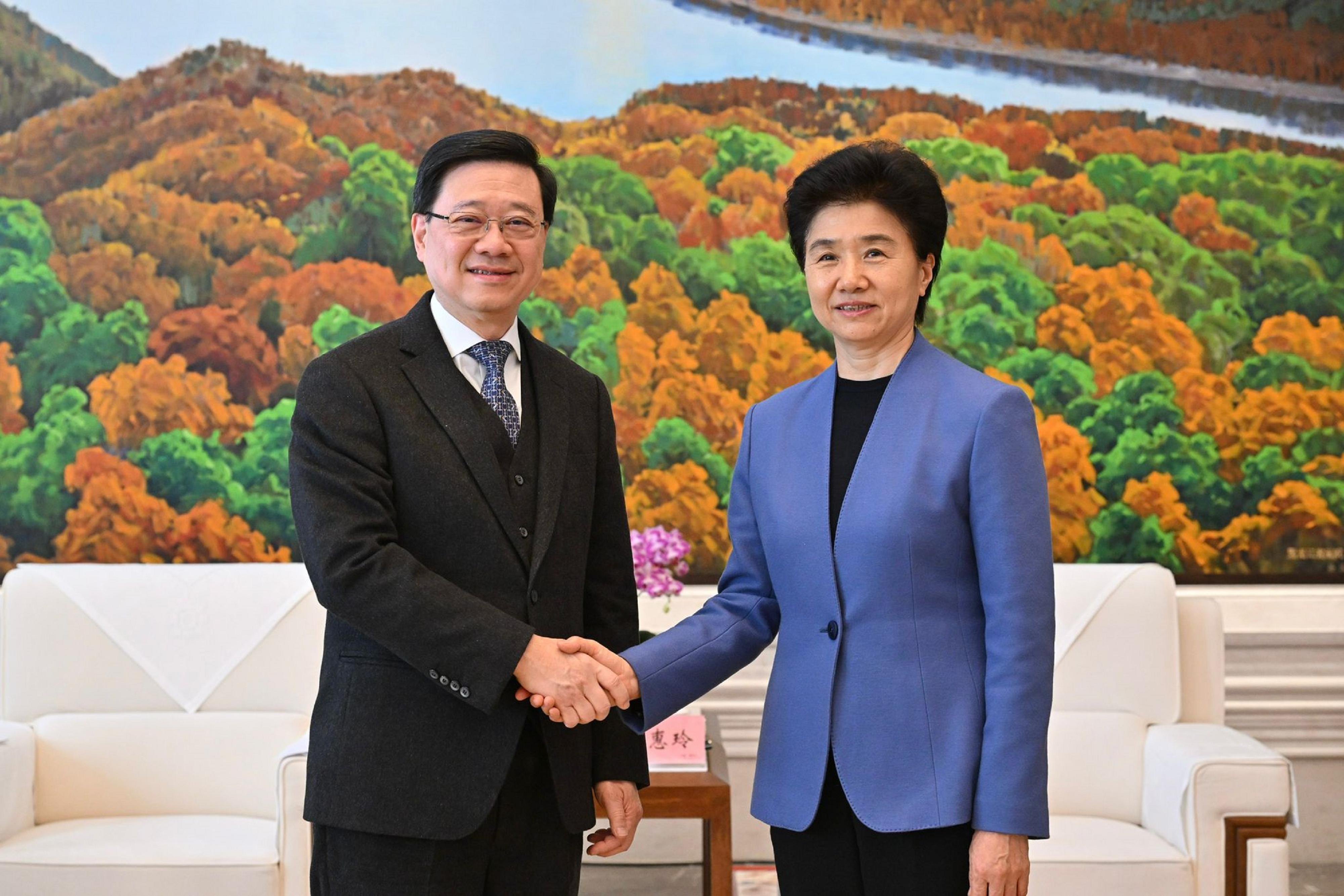The Chief Executive, Mr John Lee, continued his visit to Harbin today (February 10). Photo shows Mr Lee (left) meeting with the Governor of Heilongjiang Province, Ms Liang Huiling (right).
