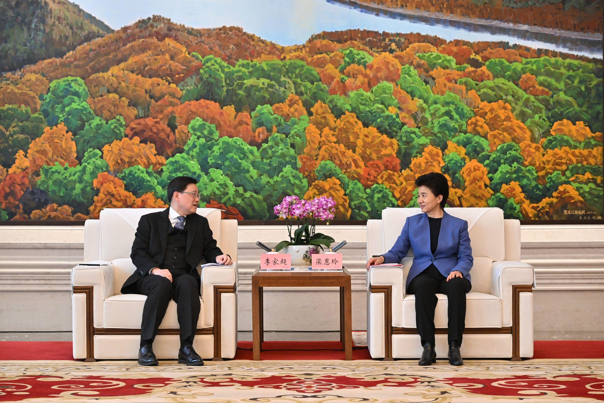 The Chief Executive, Mr John Lee, continued his visit to Harbin today (February 10). Photo shows Mr Lee (left) meeting with the Governor of Heilongjiang Province, Ms Liang Huiling (right).
