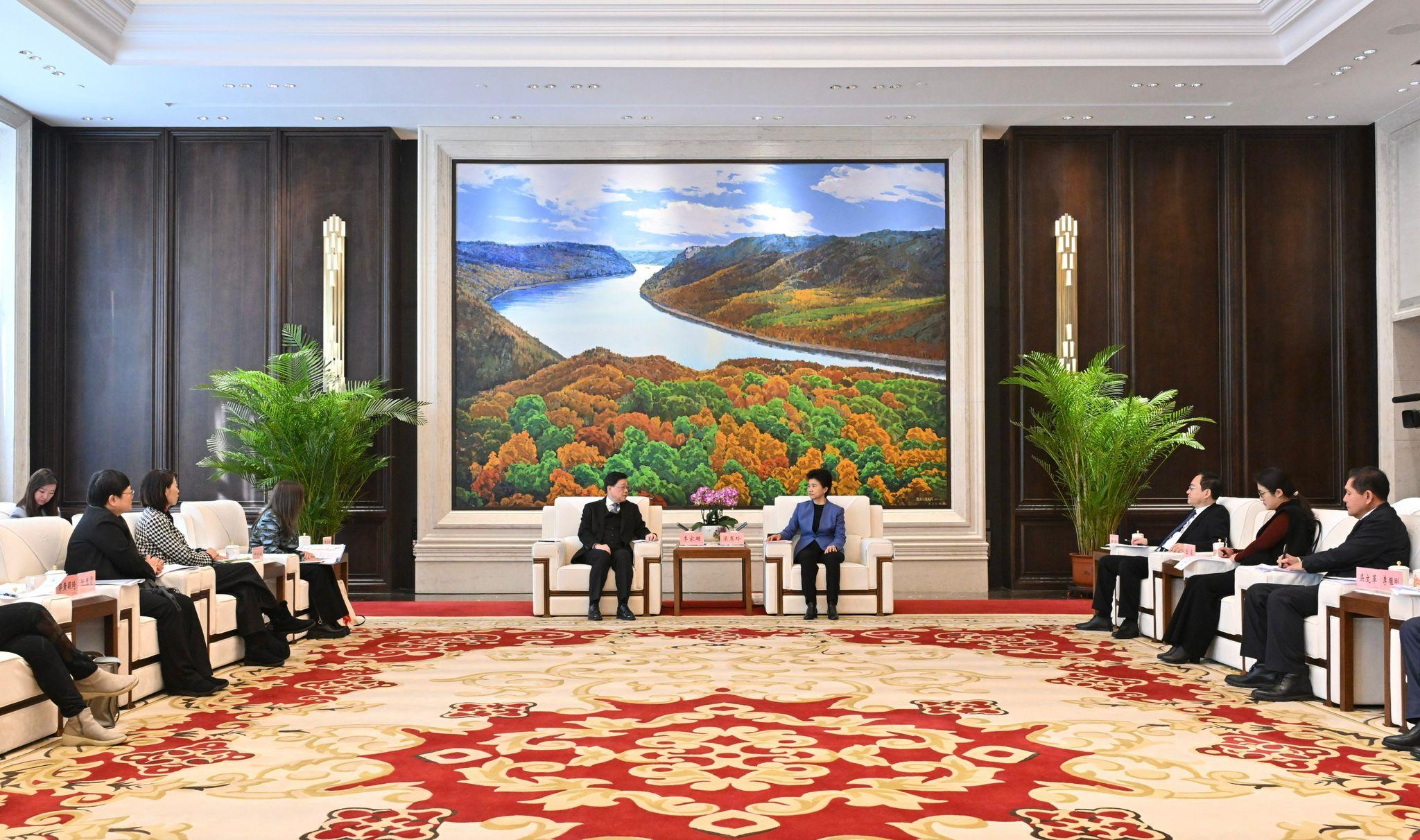 The Chief Executive, Mr John Lee, continued his visit to Harbin today (February 10). Photo shows Mr Lee (fourth left) meeting with the Governor of Heilongjiang Province, Ms Liang Huiling (fourth right).
