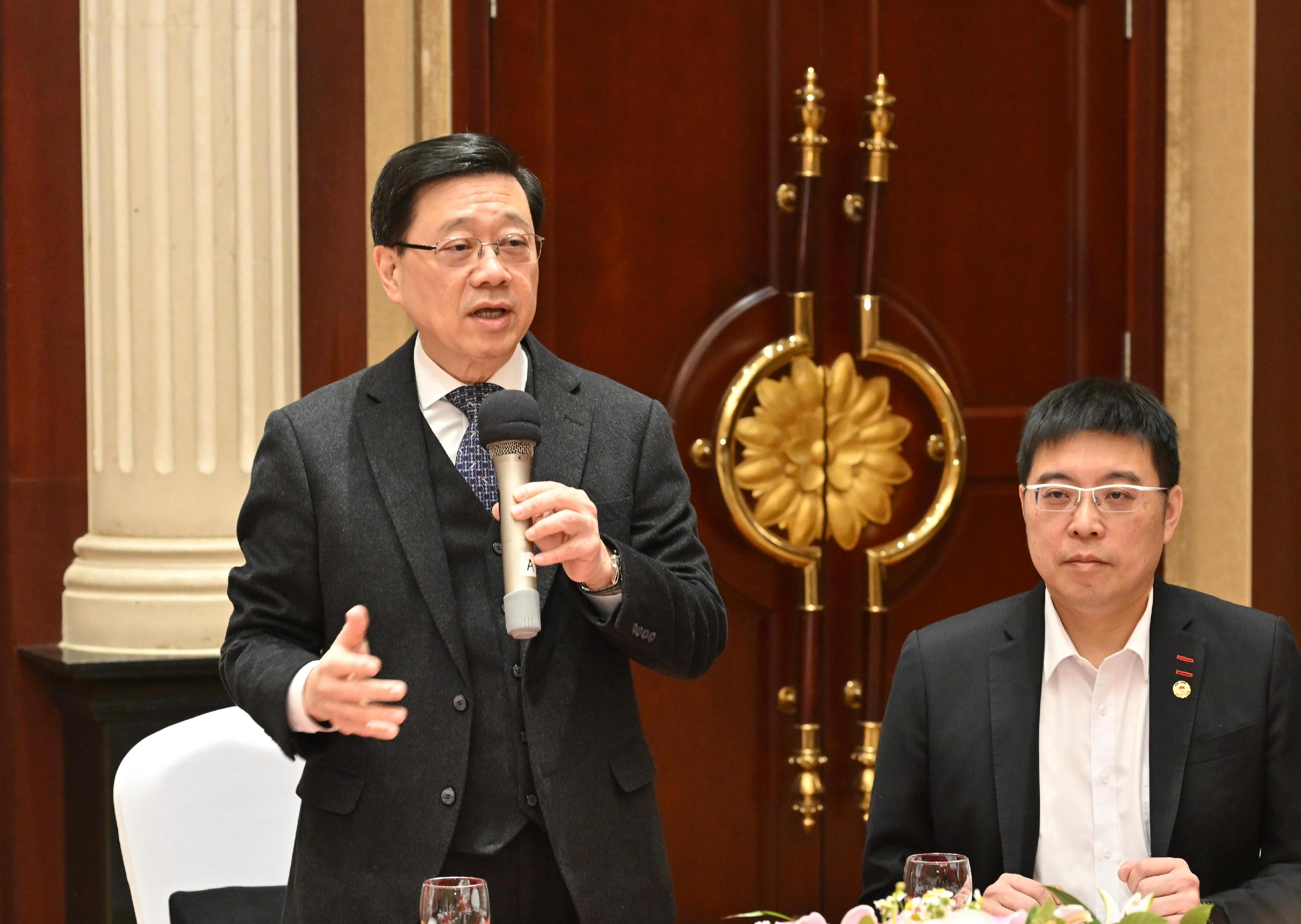 The Chief Executive, Mr John Lee, continued his visit to Harbin today (February 10). Photo shows Mr Lee (left) meeting with Hong Kong people working and doing business in the three northeast Mainland provinces.
