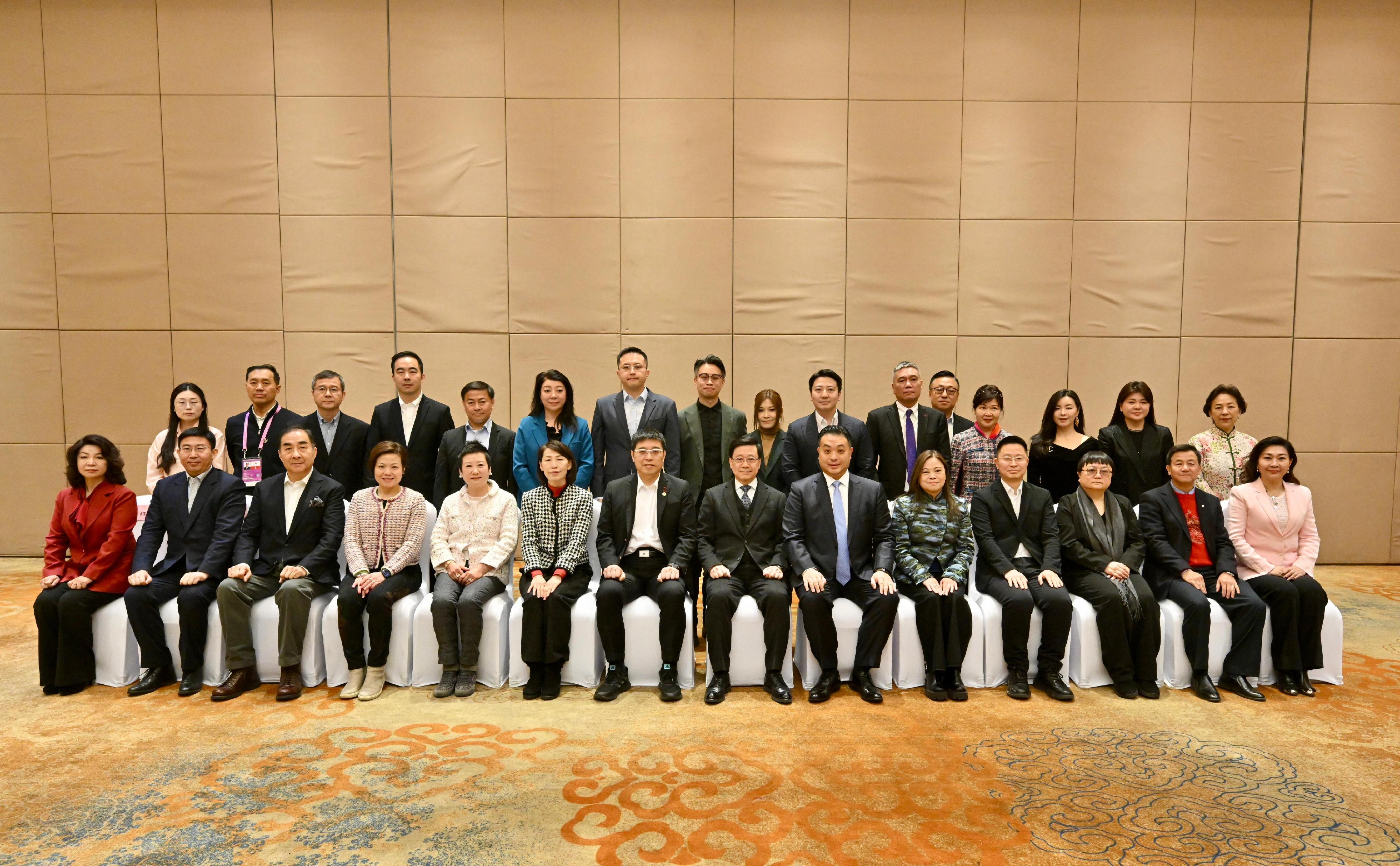 The Chief Executive, Mr John Lee, continued his visit to Harbin today (February 10). Photo shows Mr Lee (front row, eighth left) with Hong Kong people working and doing business in the three northeast Mainland provinces.