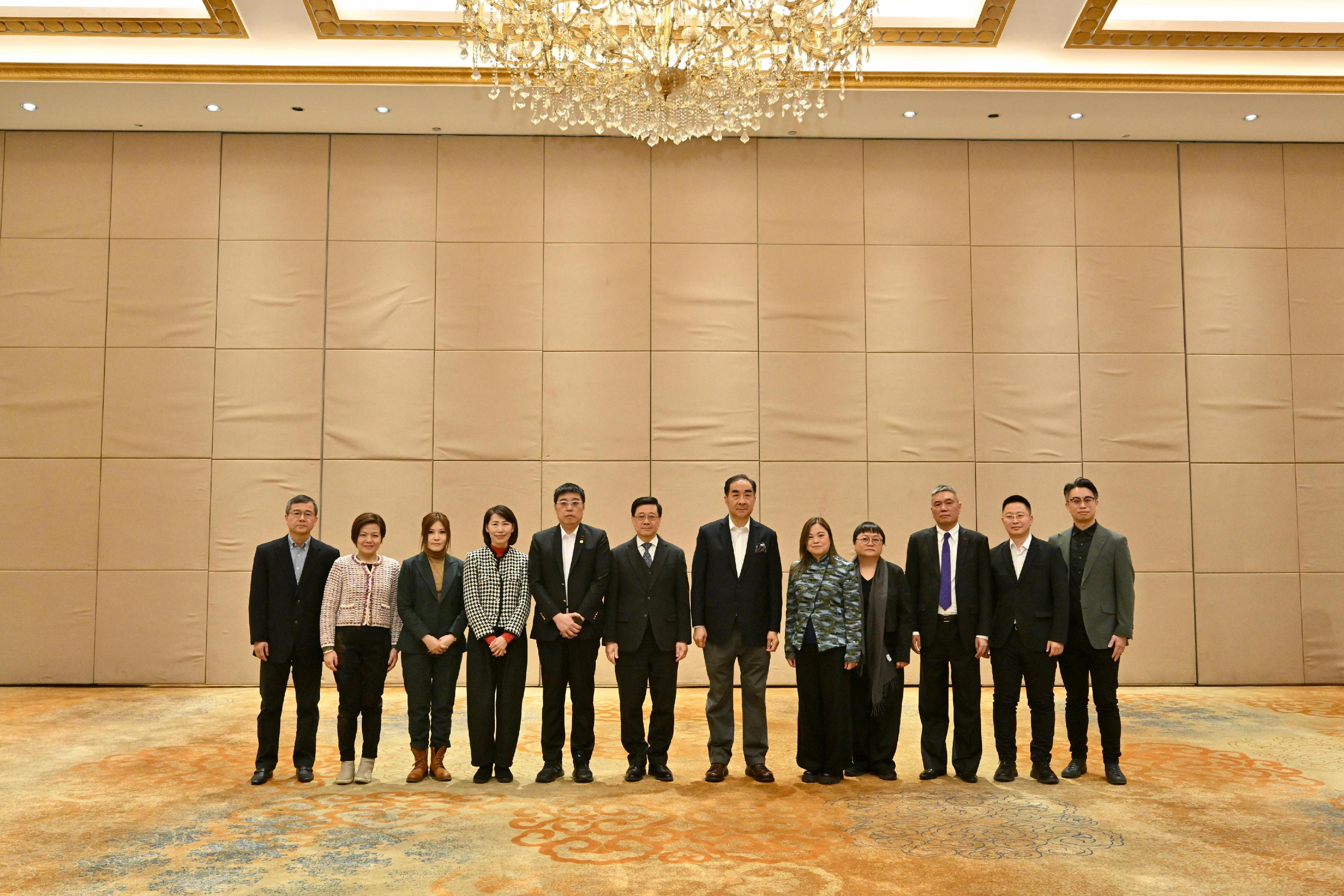 The Chief Executive, Mr John Lee, continued his visit to Harbin today (February 10). Photo shows Mr Lee (sixth left) with Hong Kong people working and doing business in the three northeast Mainland provinces.